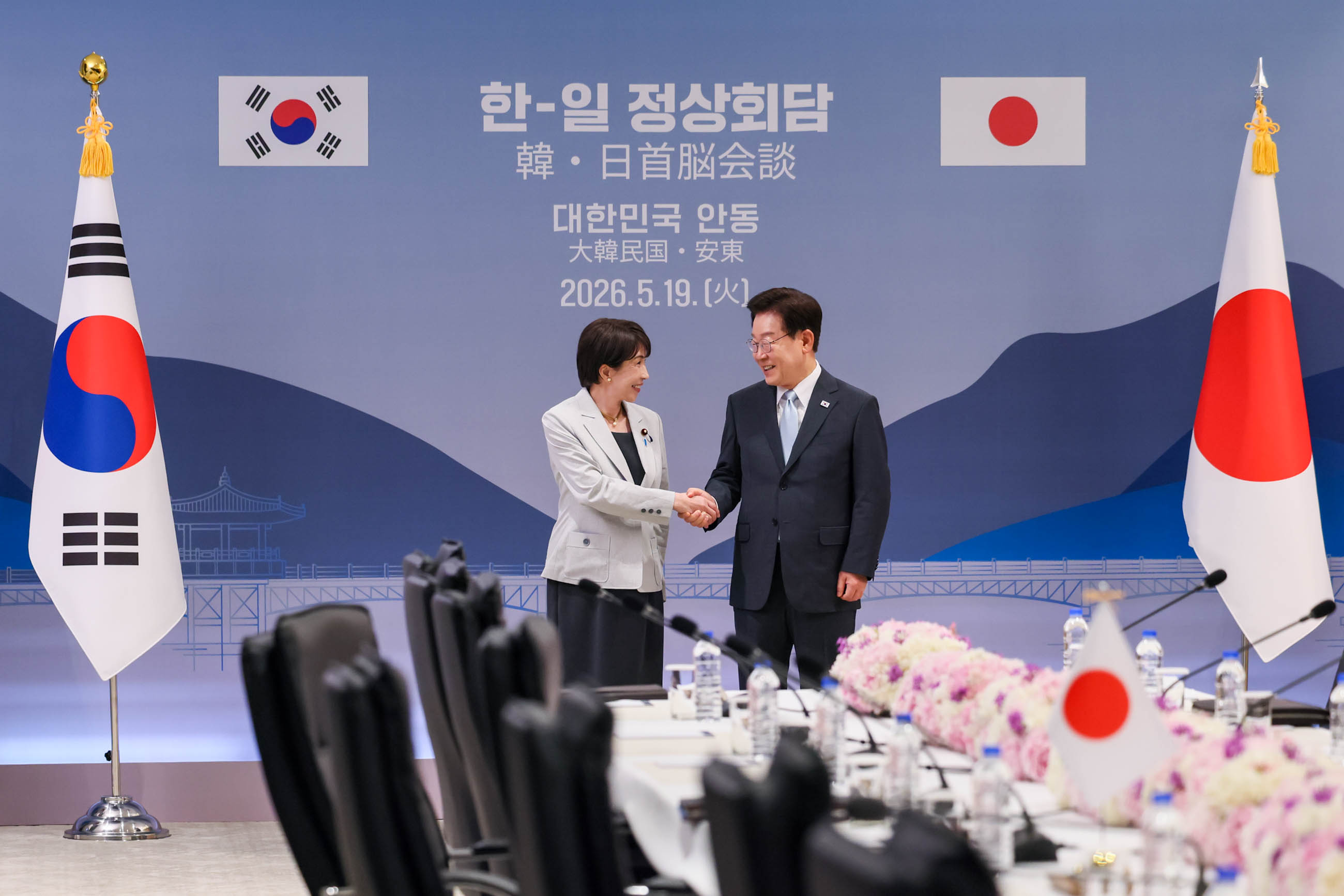 Japan-ROK Summit Meeting (Plenary Meeting) (3)