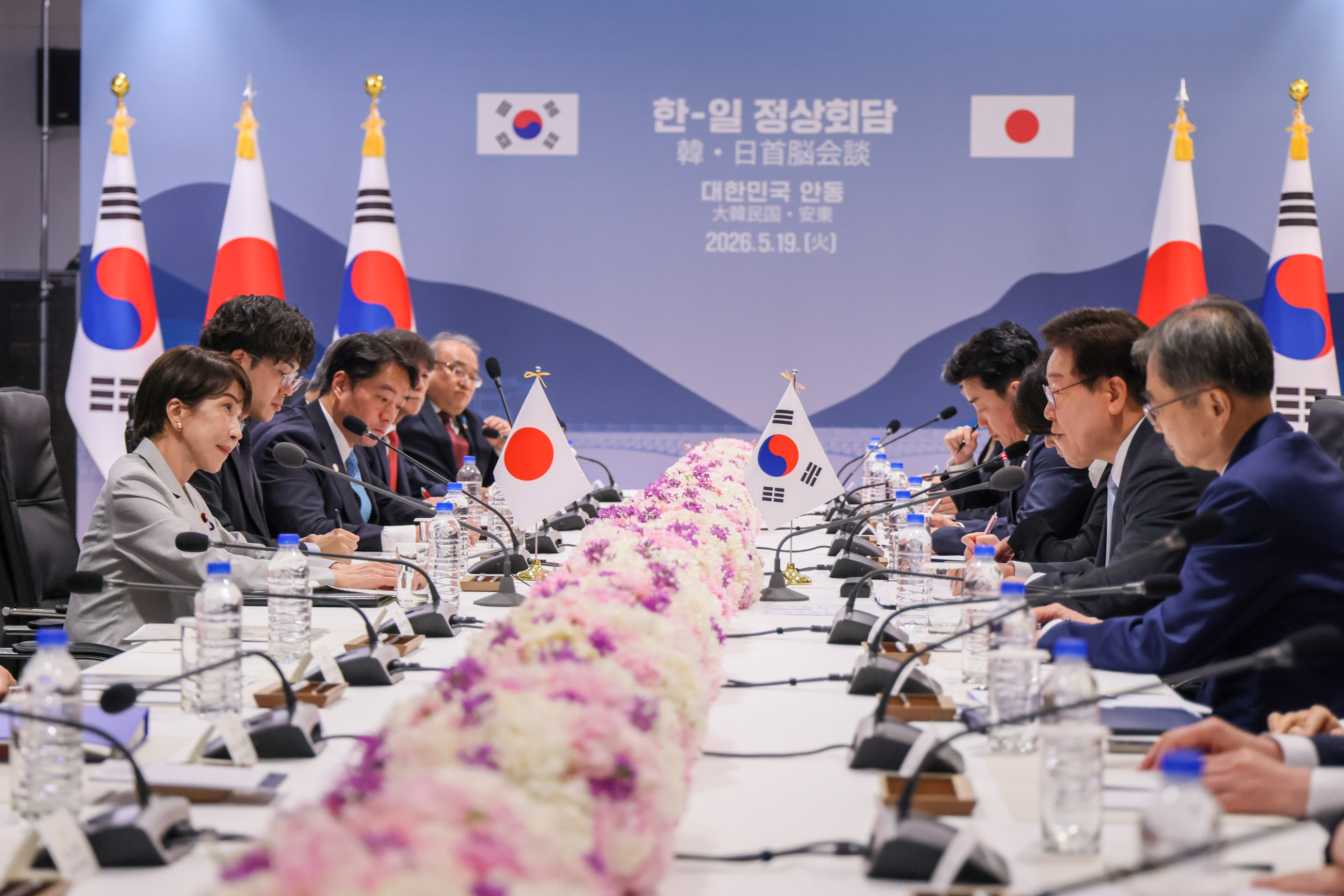 Japan-ROK Summit Meeting (Plenary Meeting) (6)