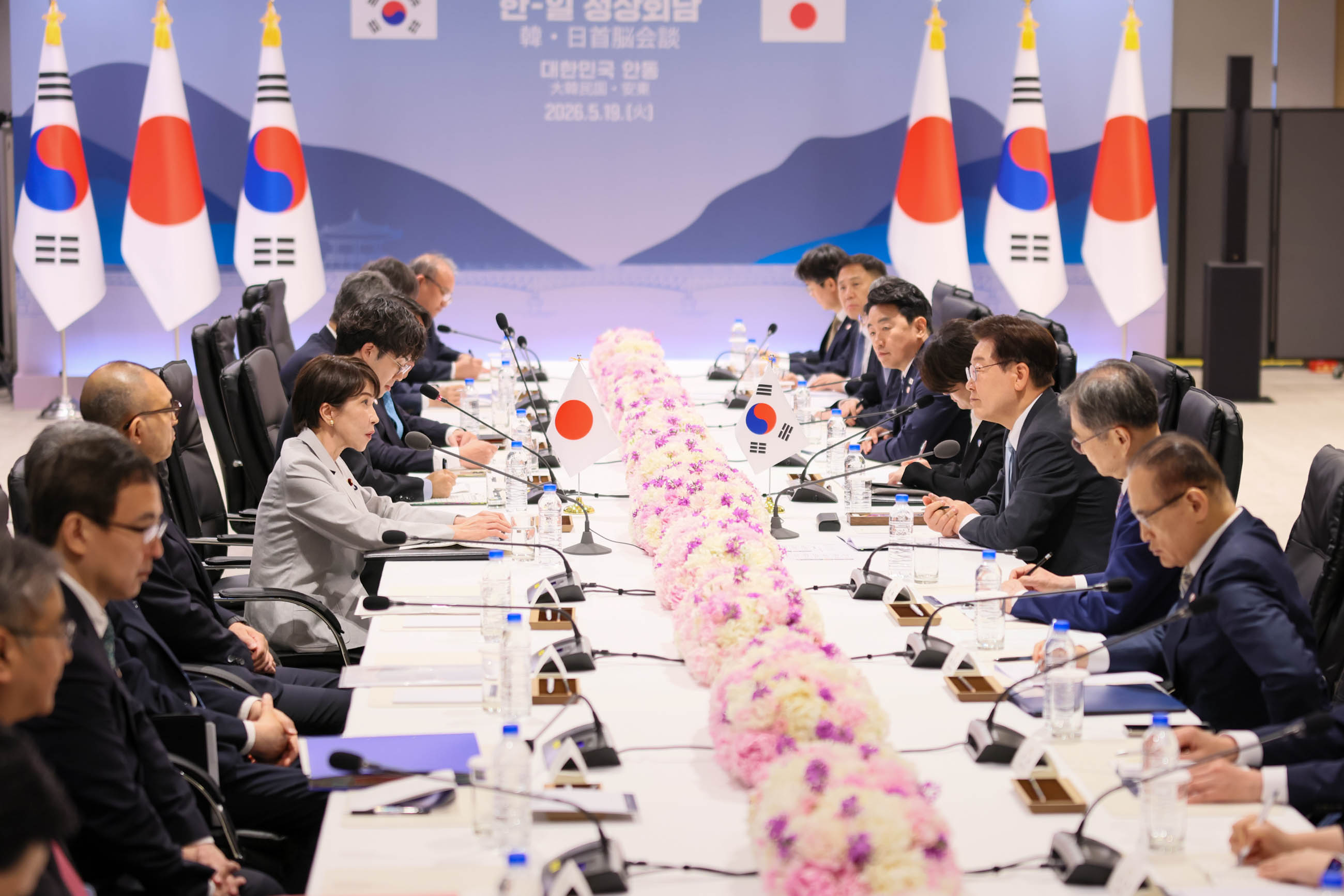 Japan-ROK Summit Meeting (Plenary Meeting) (7)