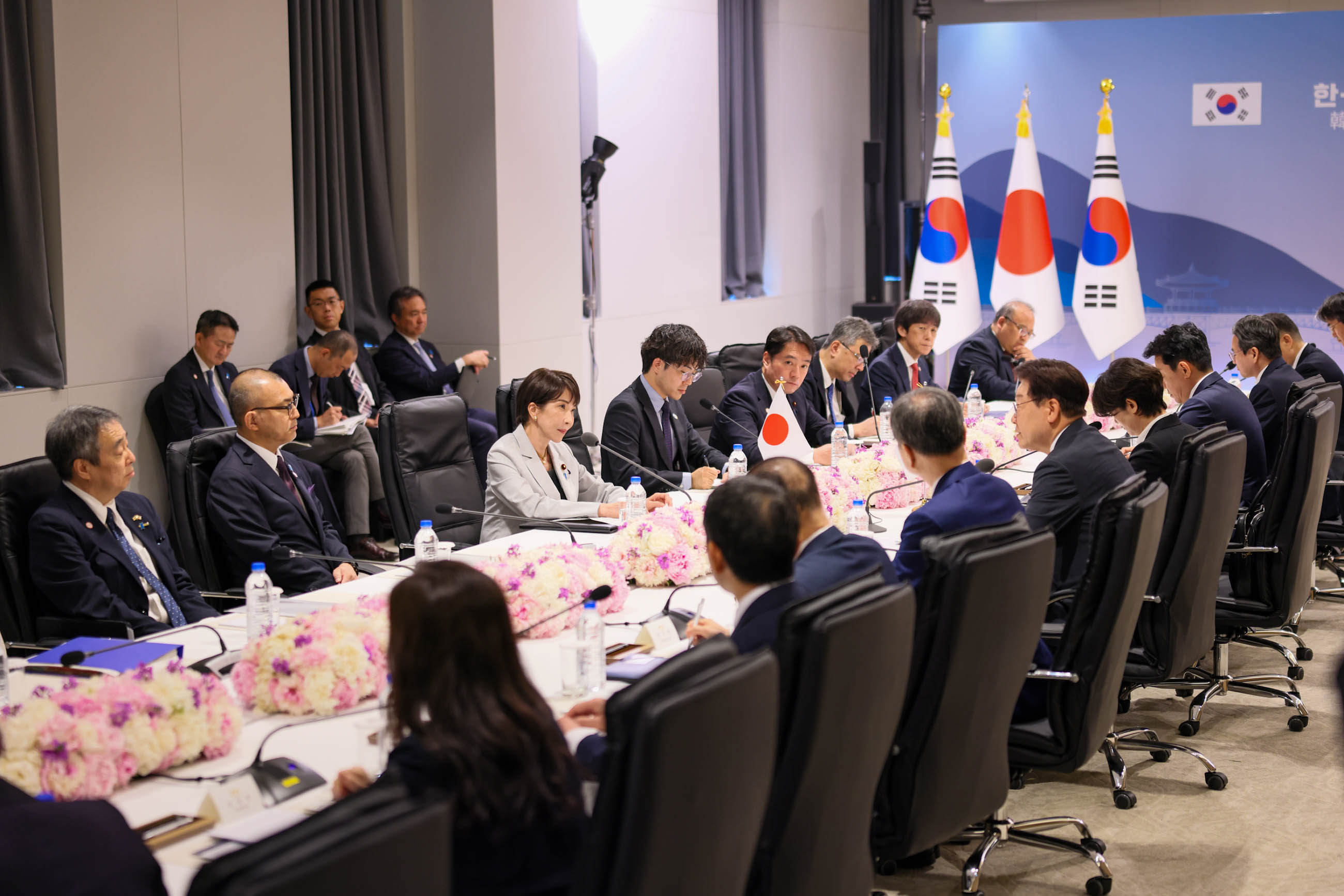 Japan-ROK Summit Meeting (Plenary Meeting) (8)