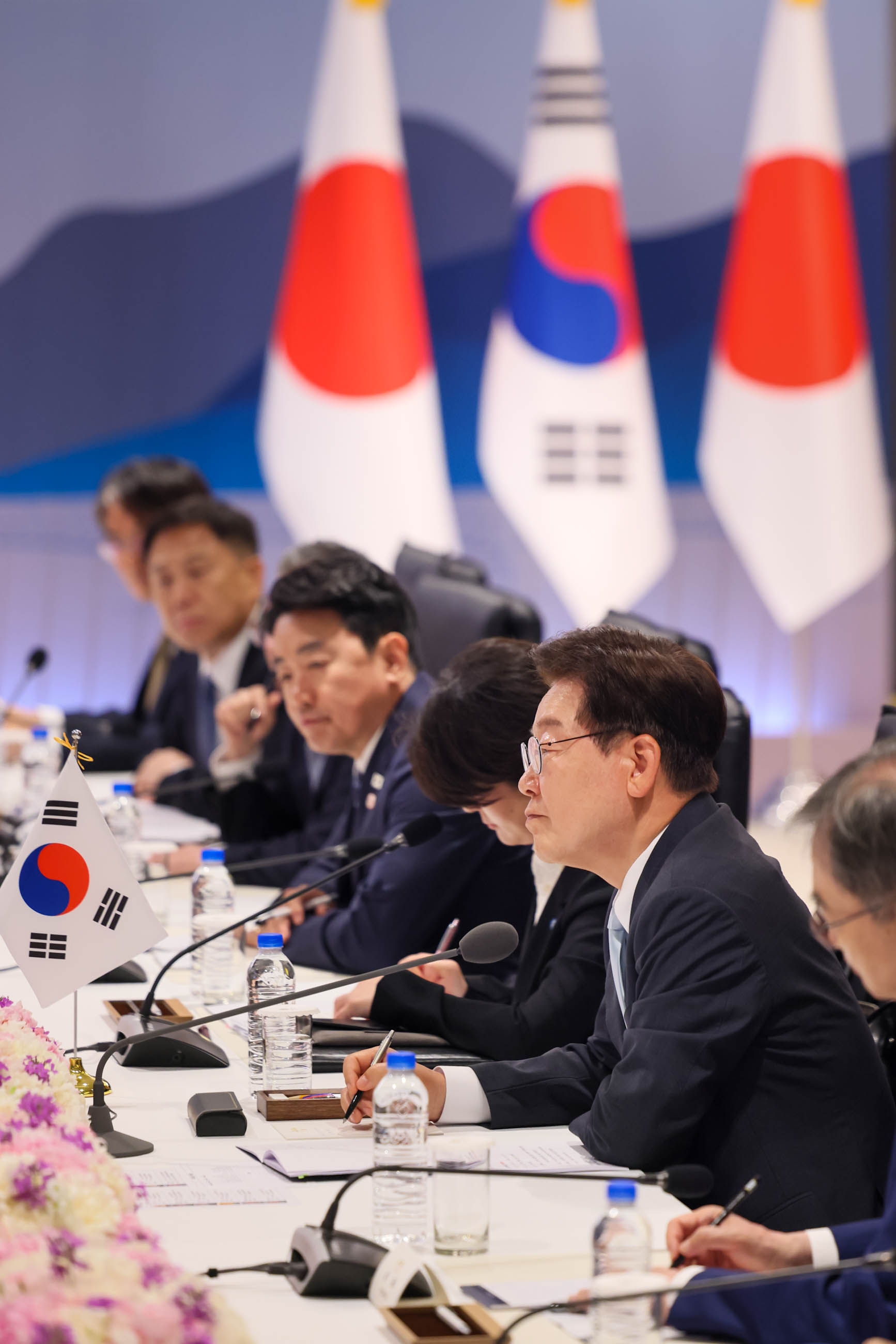 Japan-ROK Summit Meeting (Plenary Meeting) (13)