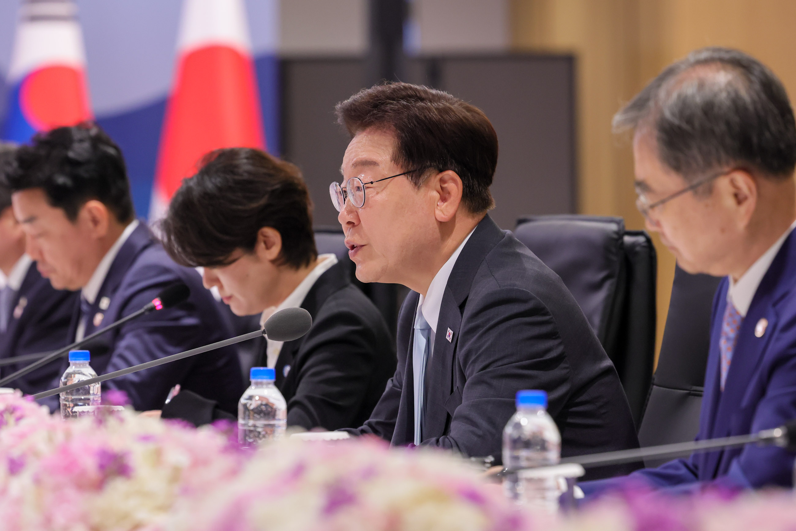 Japan-ROK Summit Meeting (Plenary Meeting) (14)
