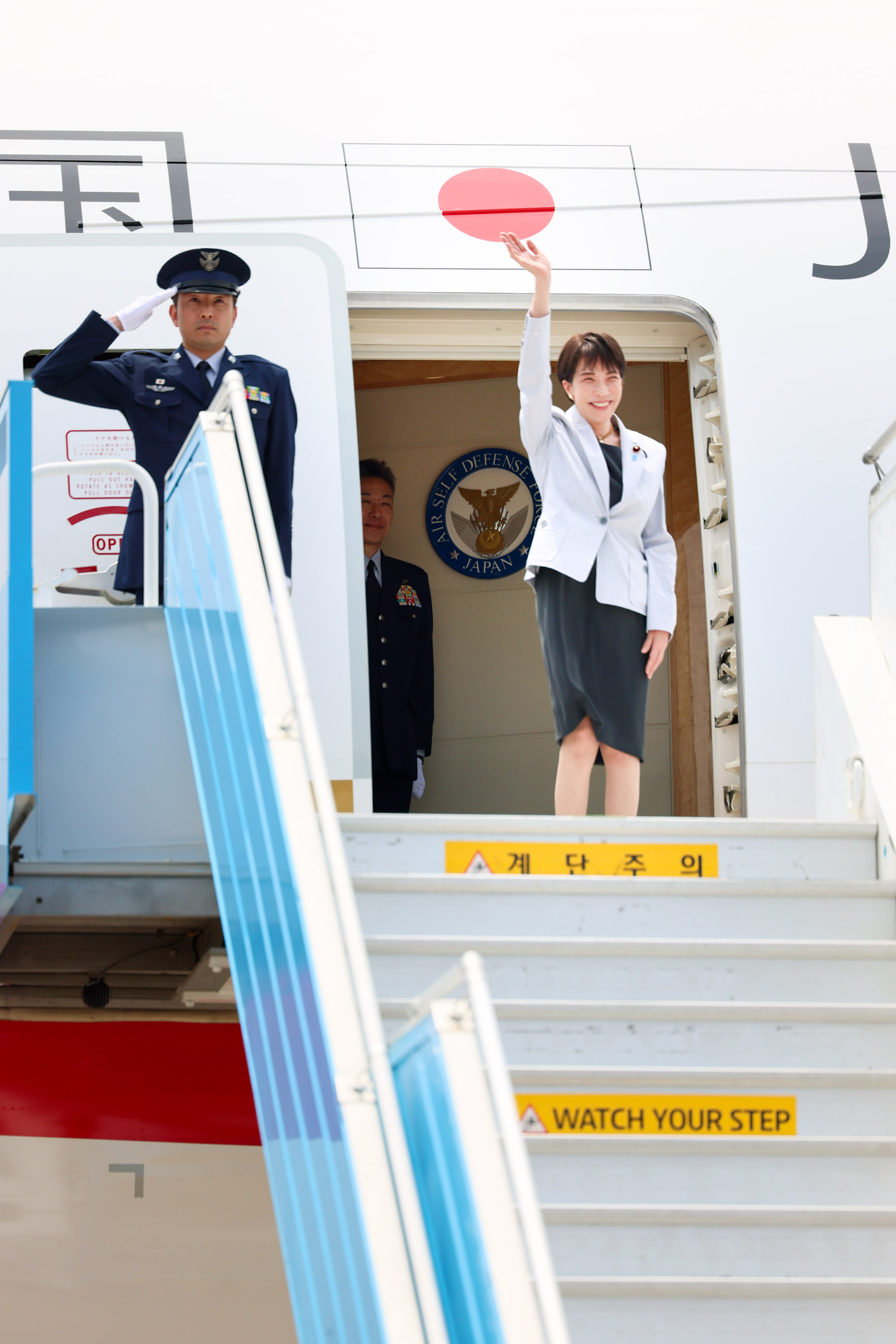 Prime Minister Takaichi arriving in the ROK (2)