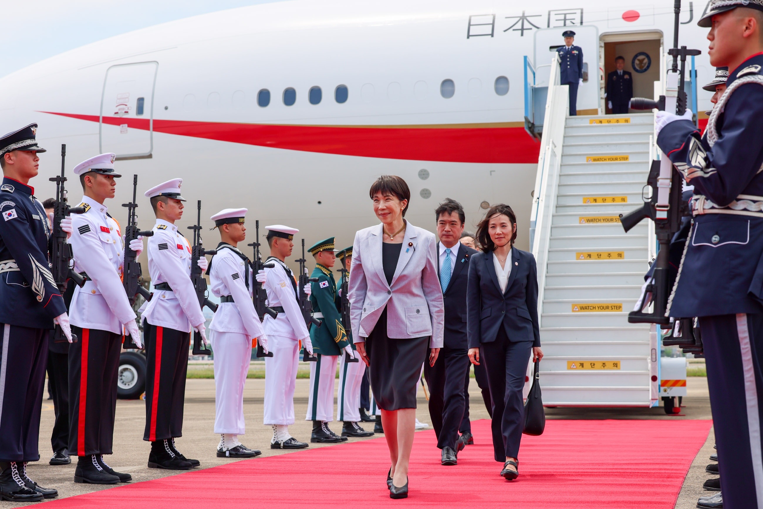 Prime Minister Takaichi arriving in the ROK (4)