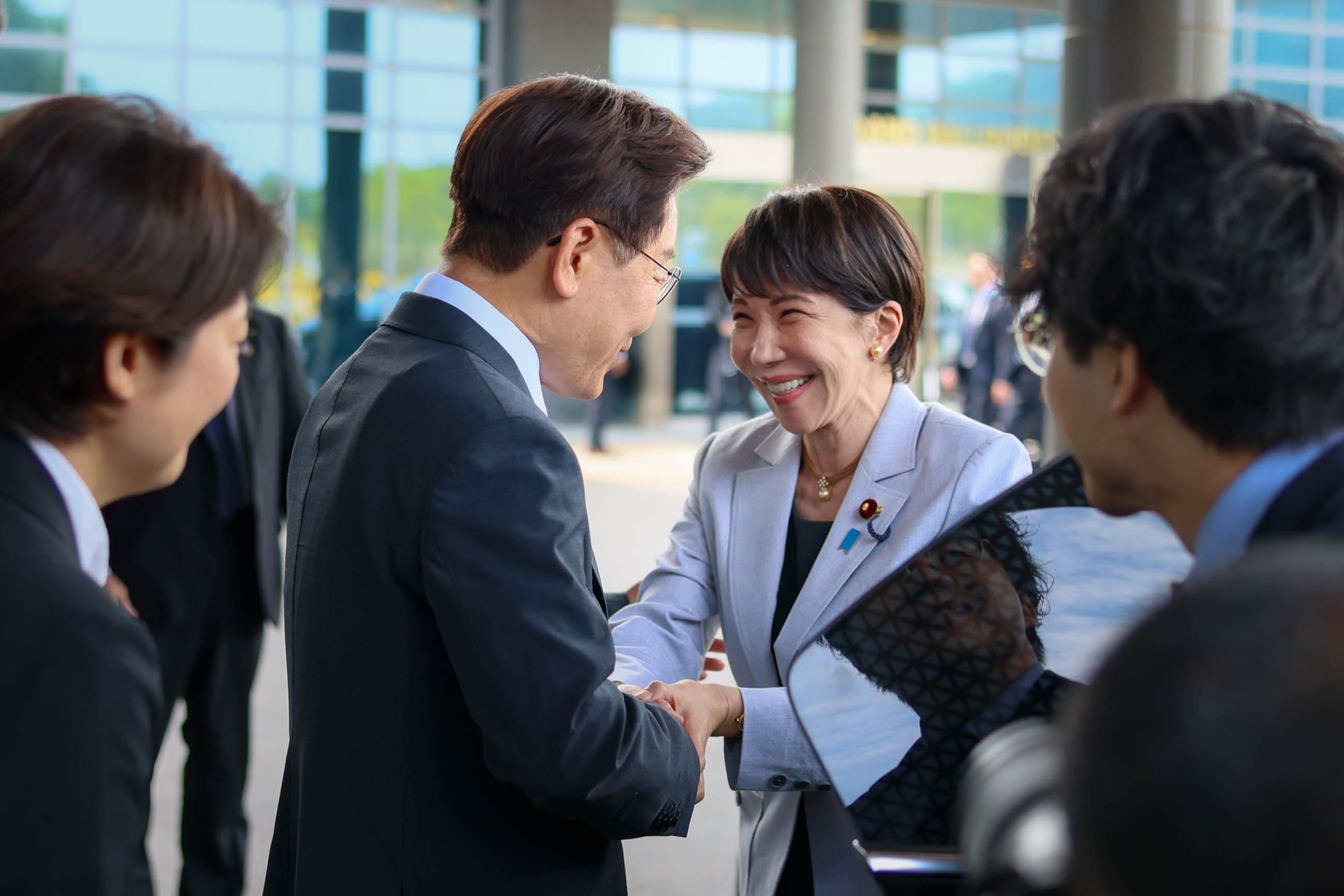 Prime Minister Takaichi receiving a welcome (1)