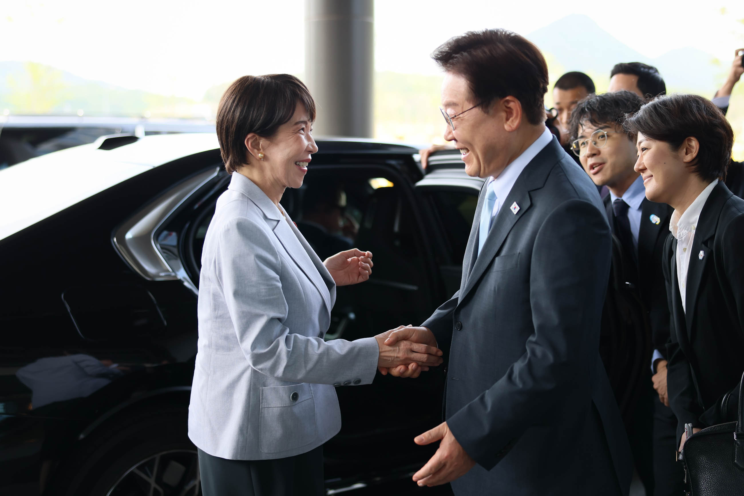 Prime Minister Takaichi receiving a welcome (2)