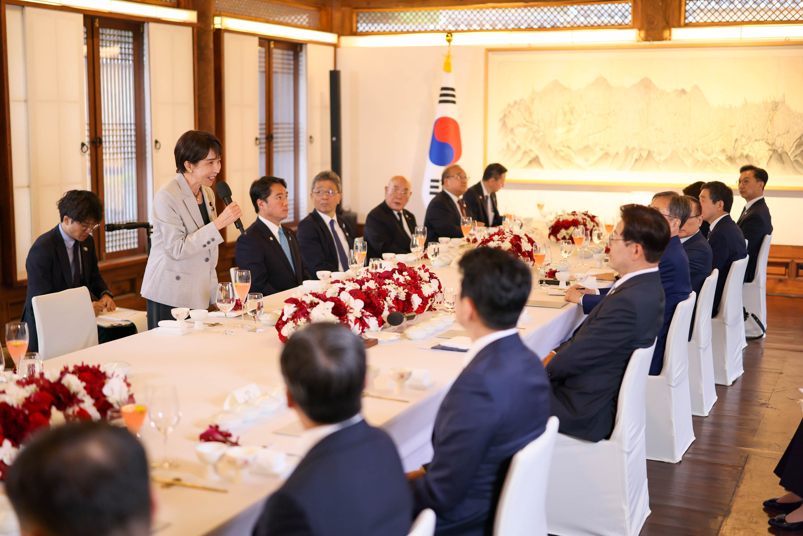 Prime Minister Takaichi attending the dinner (2)