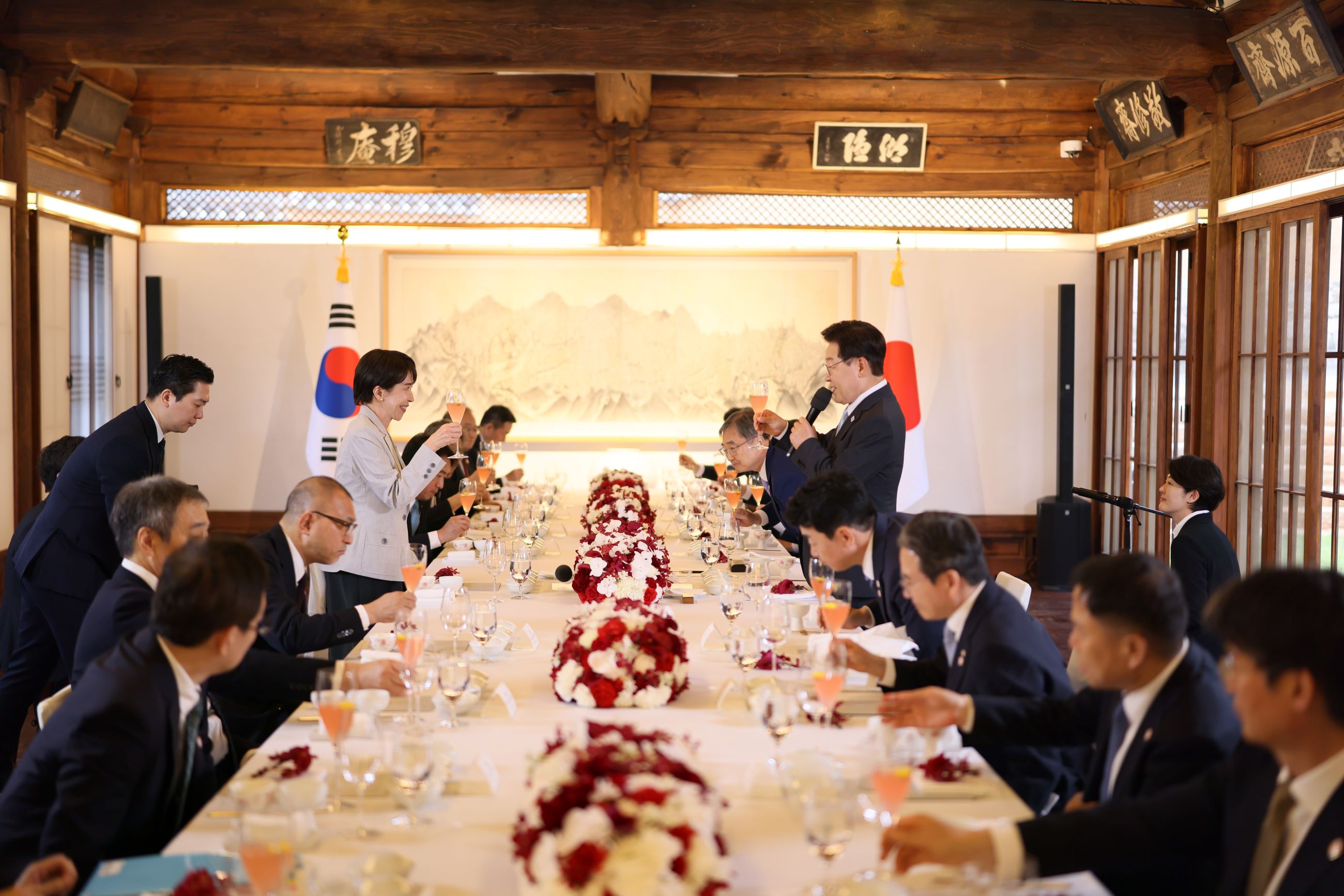 Prime Minister Takaichi attending the dinner (4)