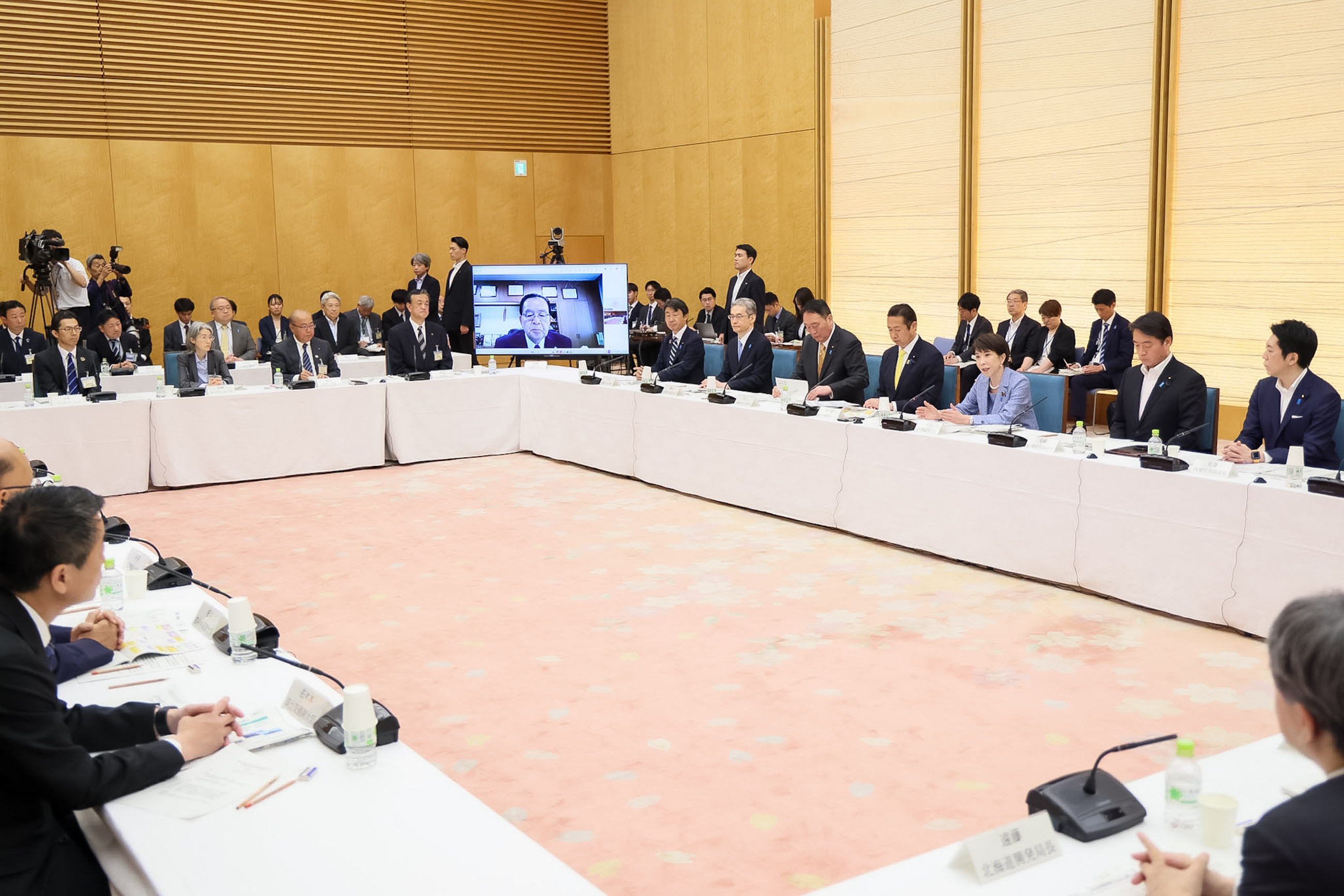 Prime Minister Takaichi wrapping up the meeting (3)