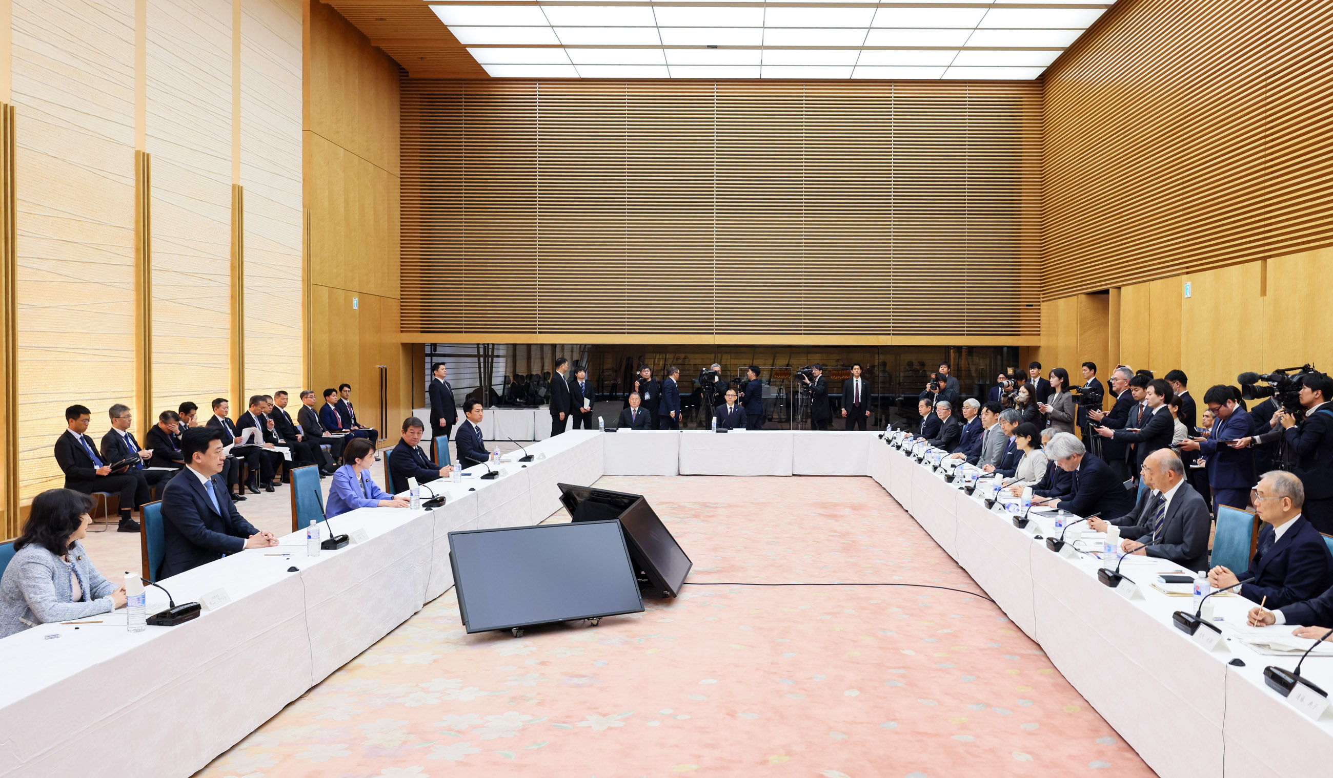 Prime Minister Takaichi wrapping up the meeting (2)