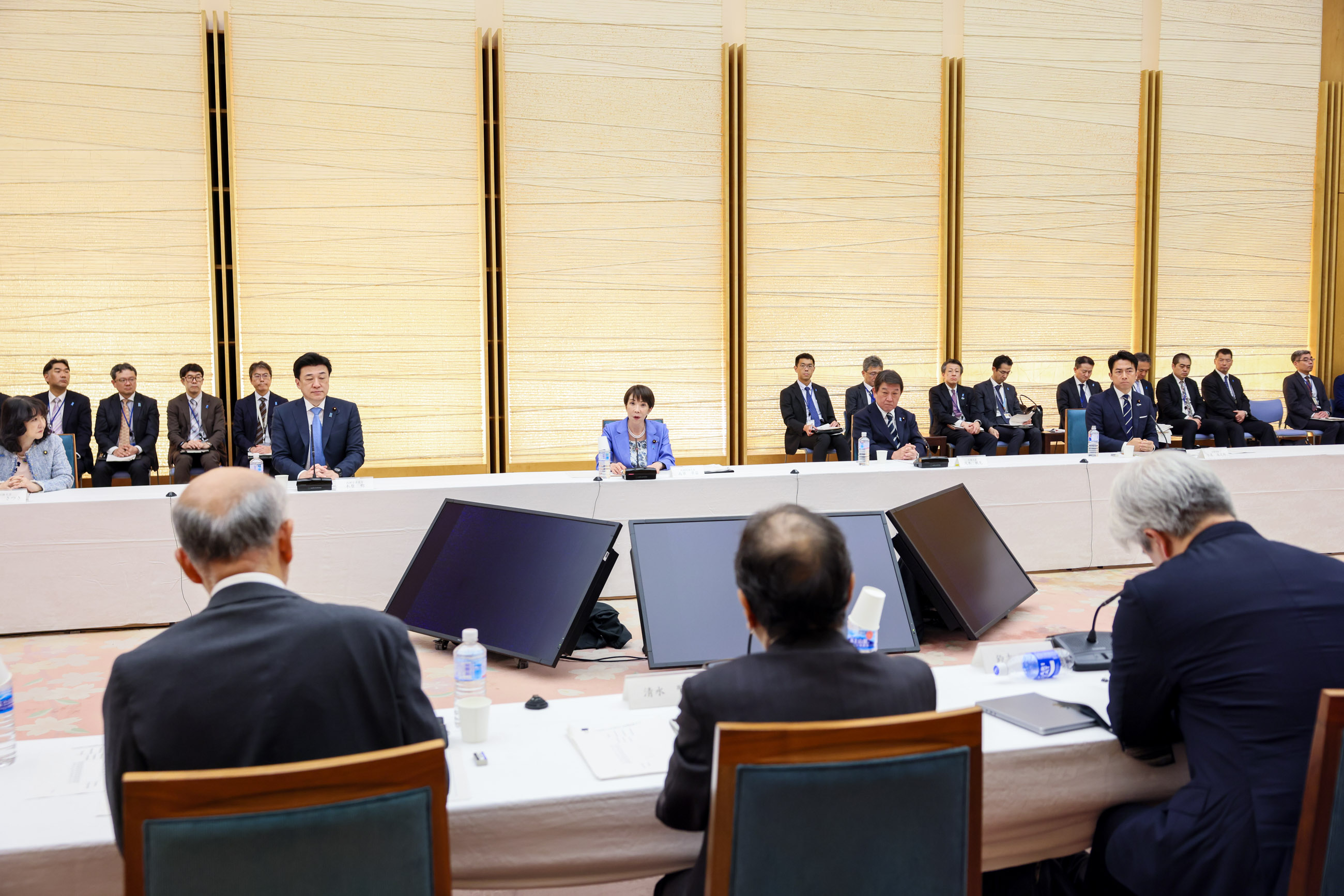 Prime Minister Takaichi wrapping up the meeting (3)