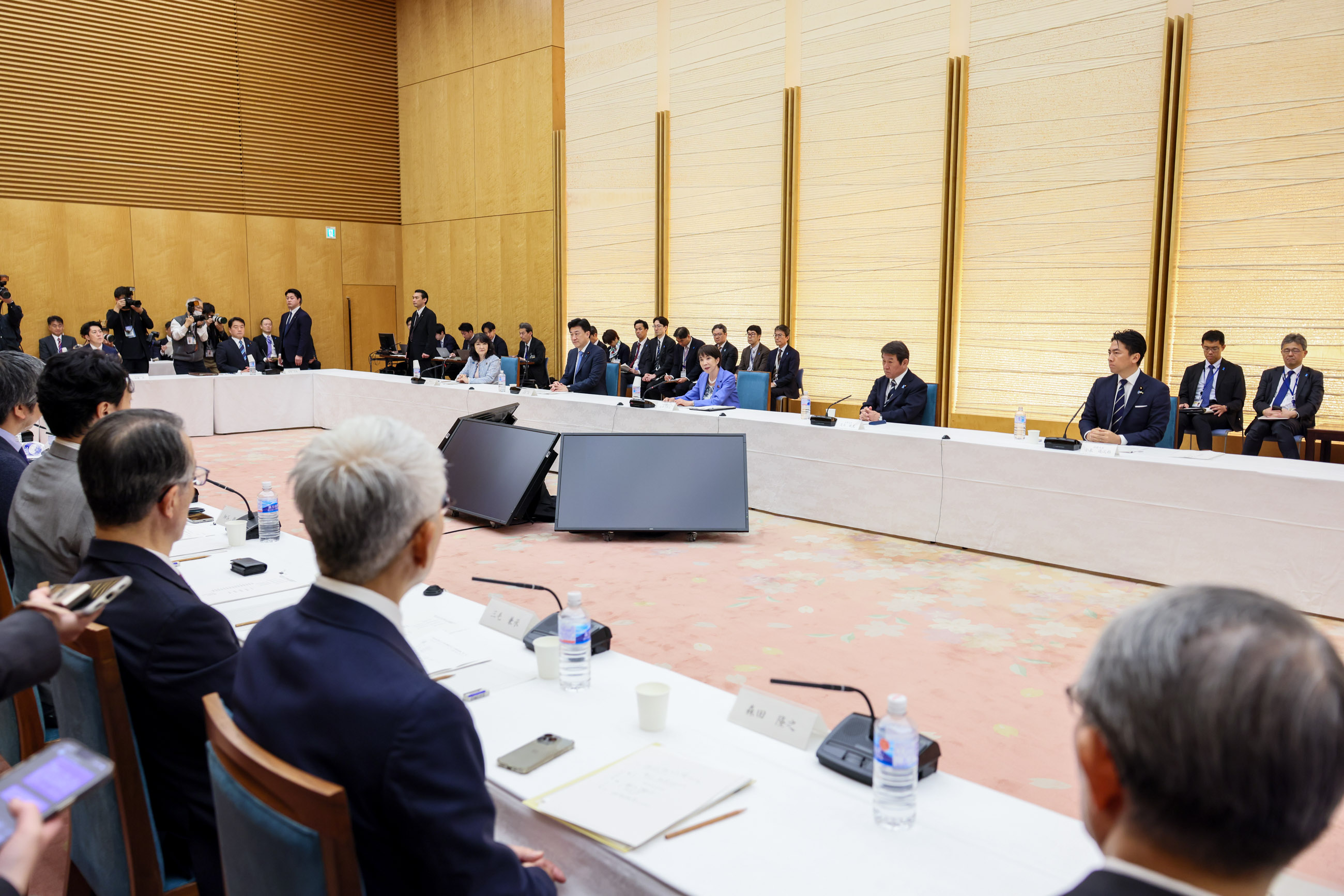 4Prime Minister Takaichi wrapping up the meeting (4)