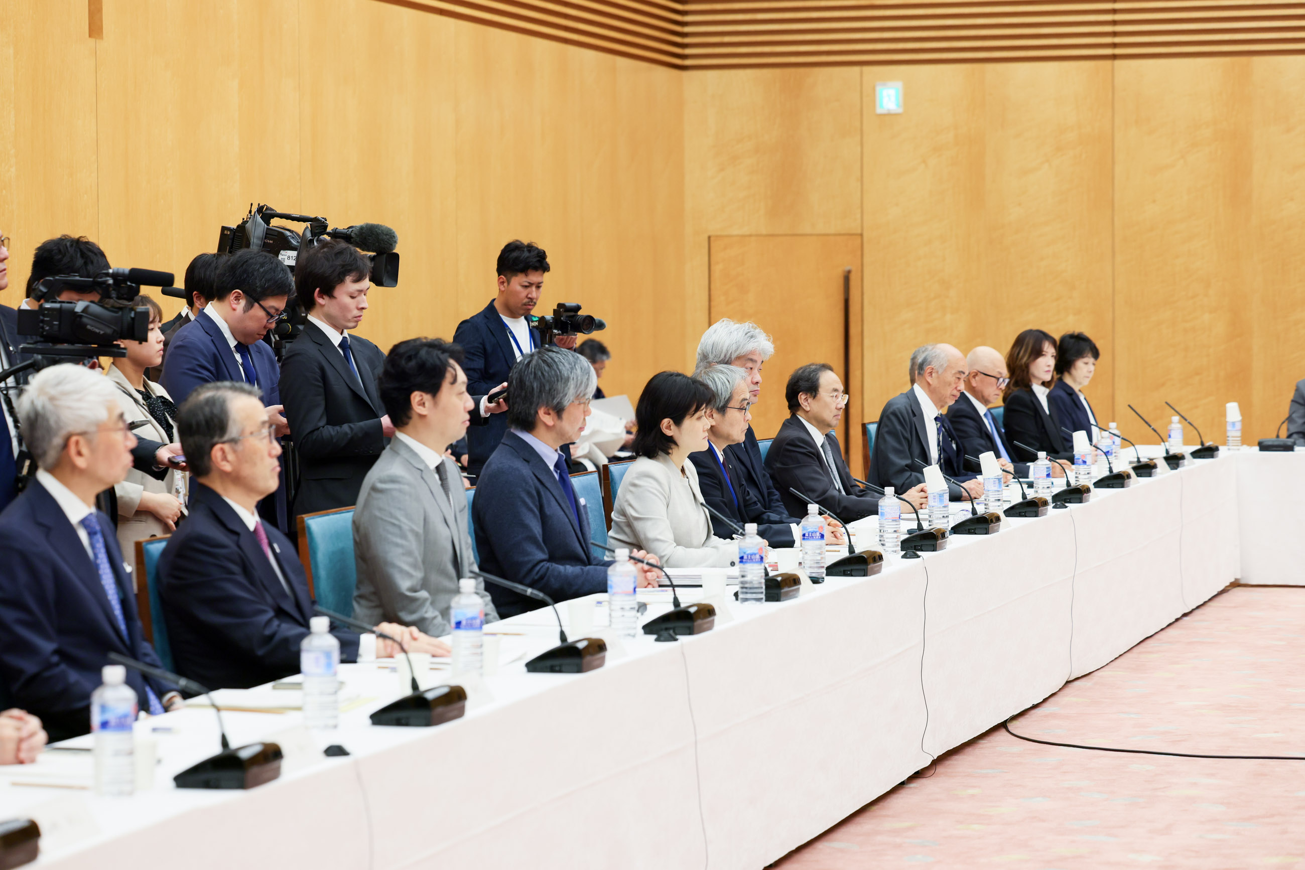 Prime Minister Takaichi wrapping up the meeting (6)
