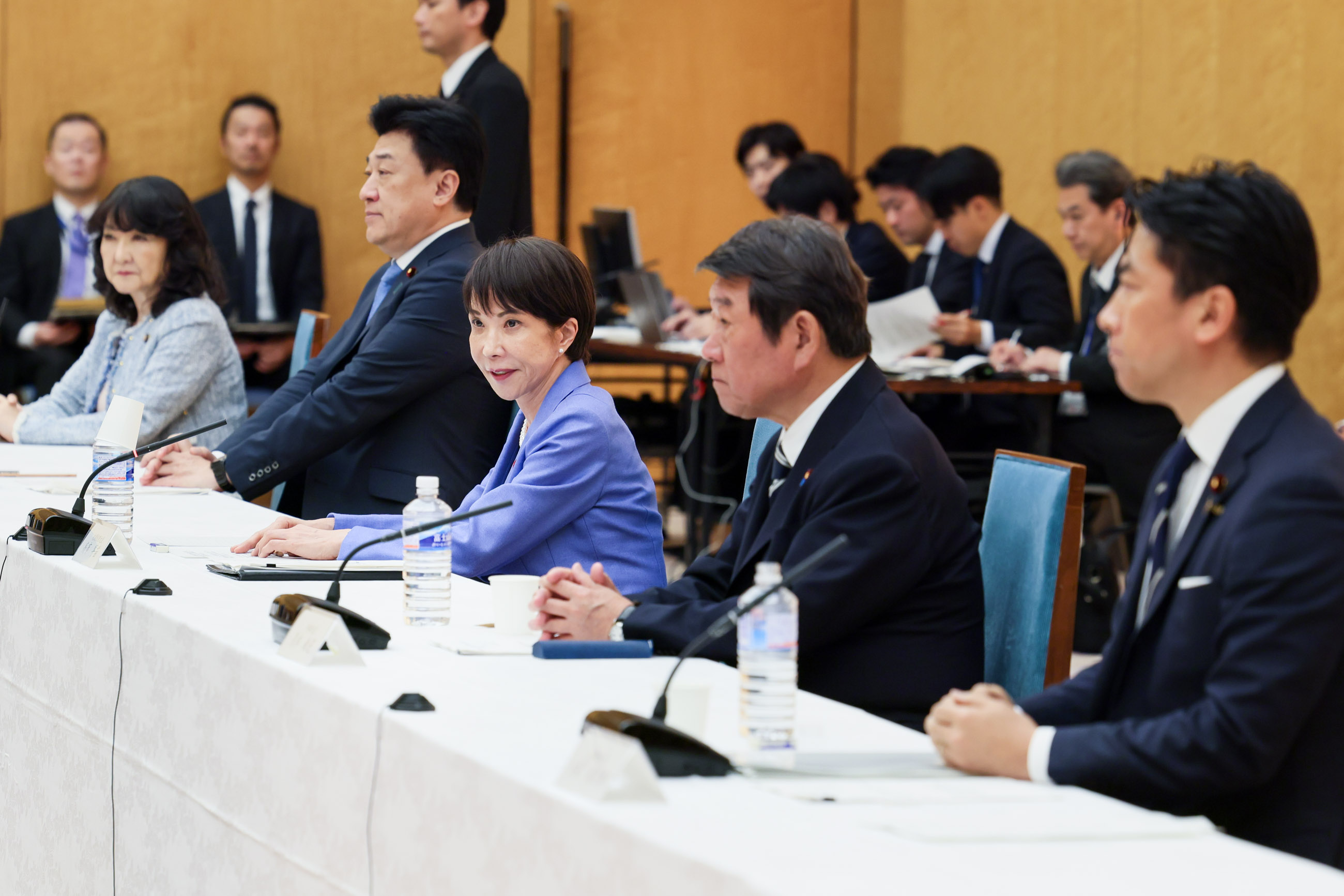 Prime Minister Takaichi wrapping up the meeting (7)