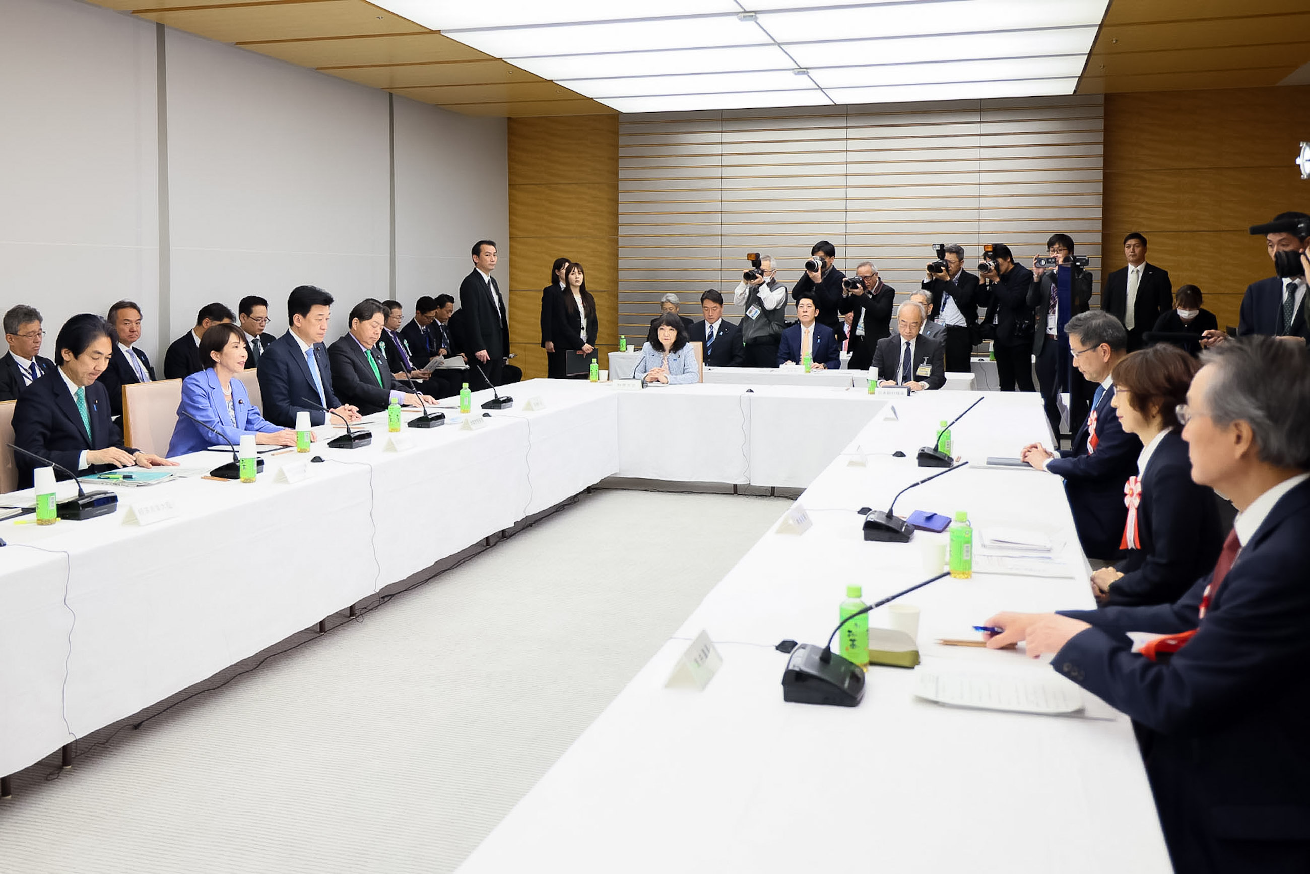 Prime Minister Takaichi wrapping up the meeting (2)