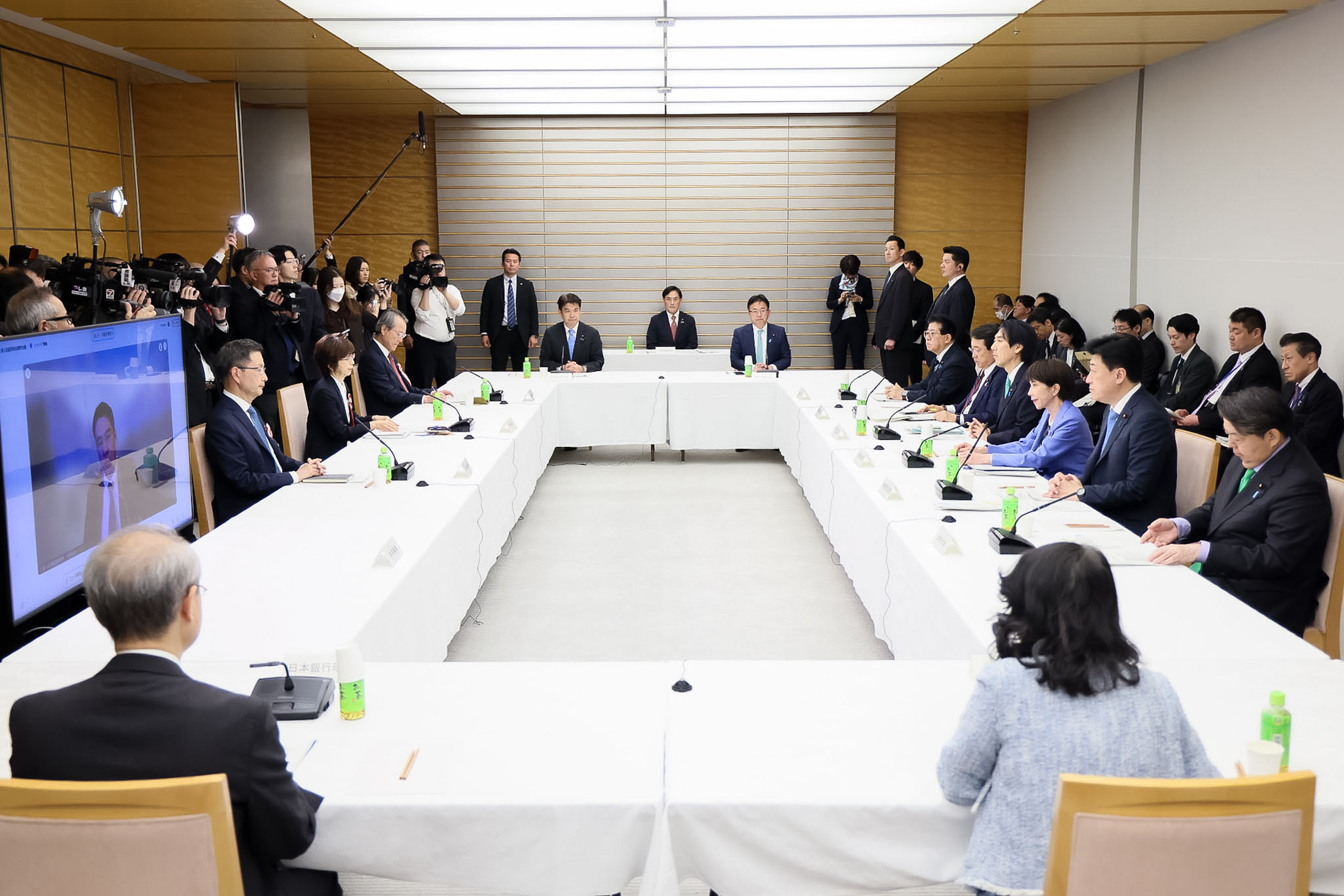 Prime Minister Takaichi wrapping up the meeting (3)
