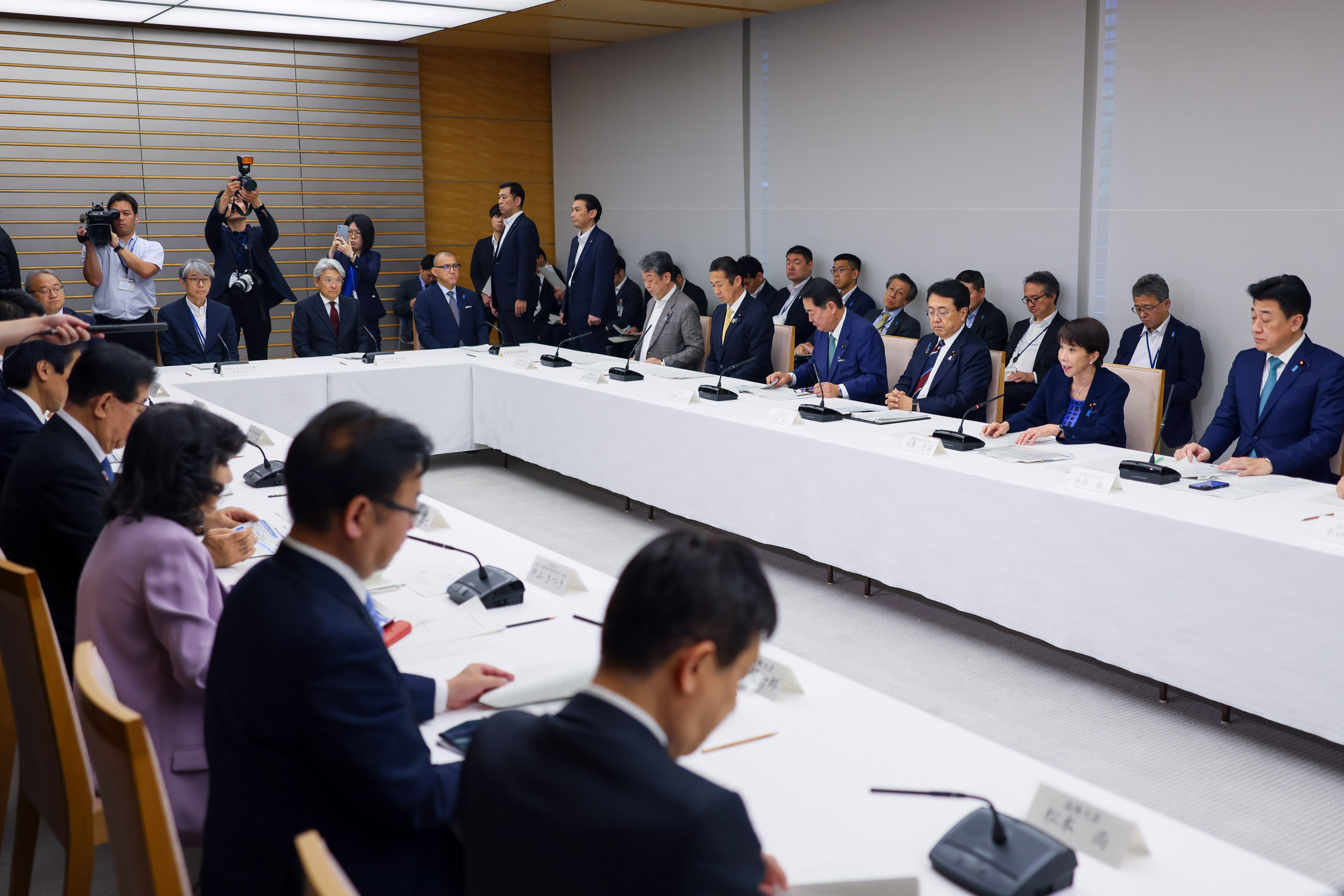 Prime Minister Takaichi wrapping up the meeting (3)