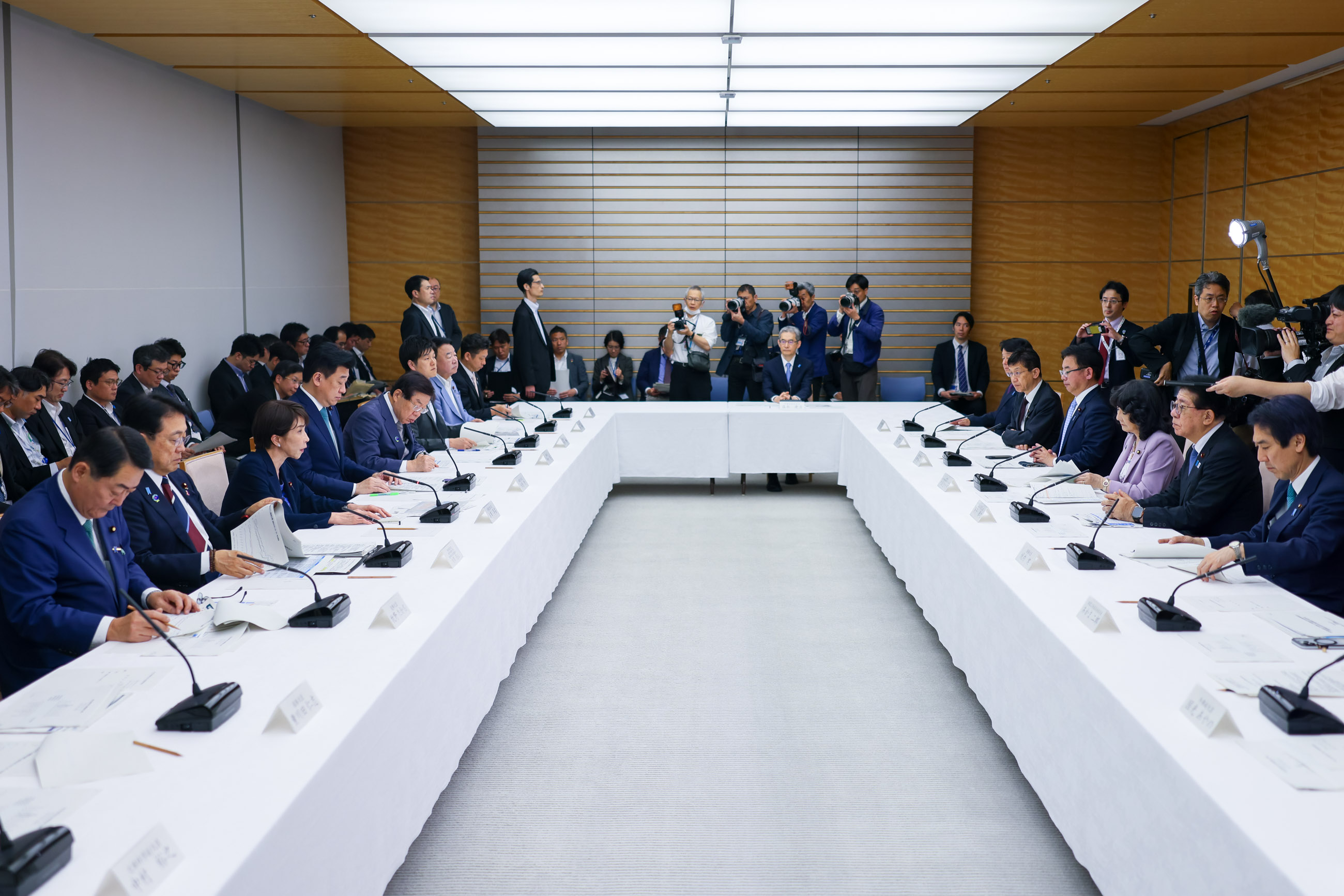 Prime Minister Takaichi wrapping up the meeting (4)