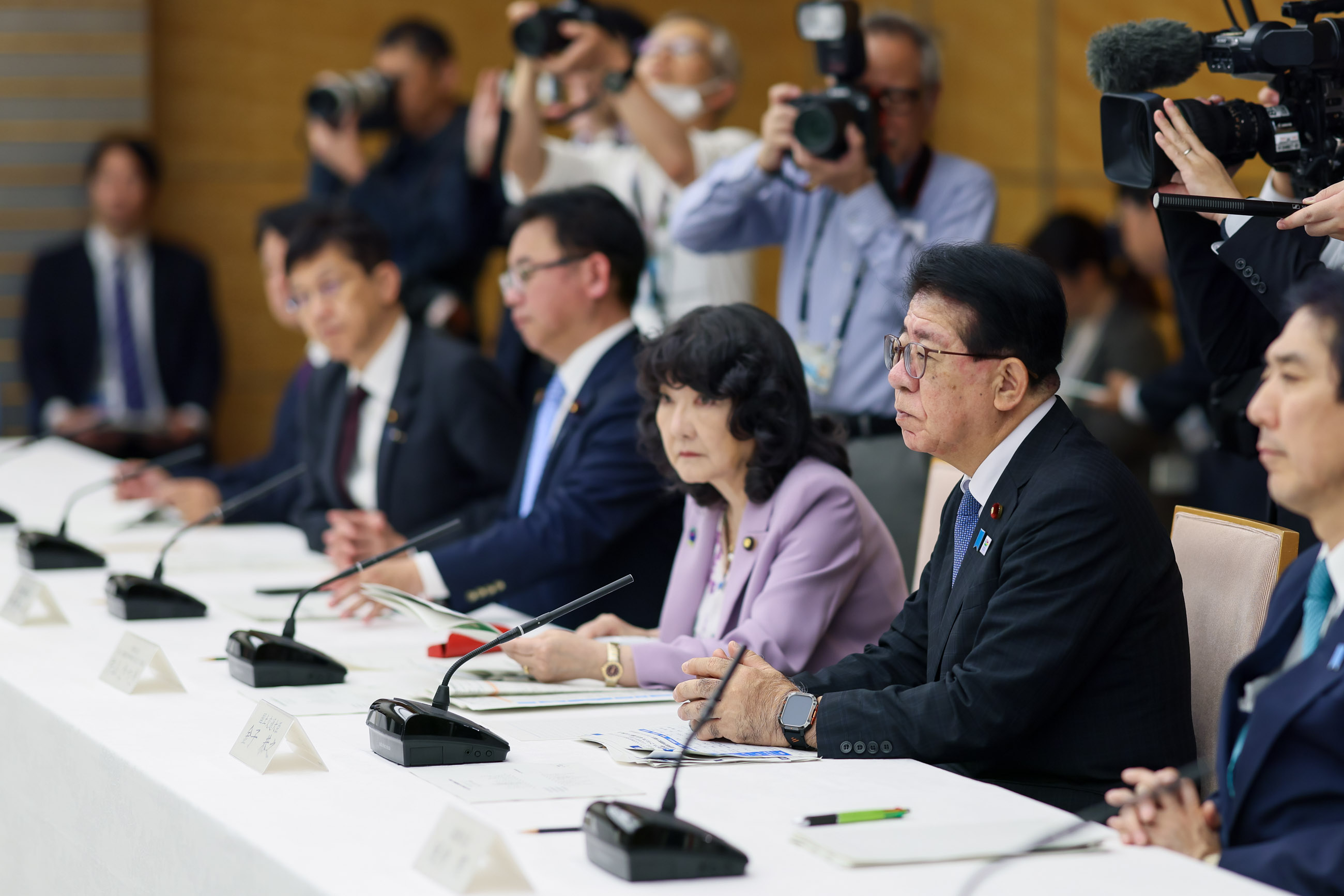 Prime Minister Takaichi wrapping up the meeting (6)