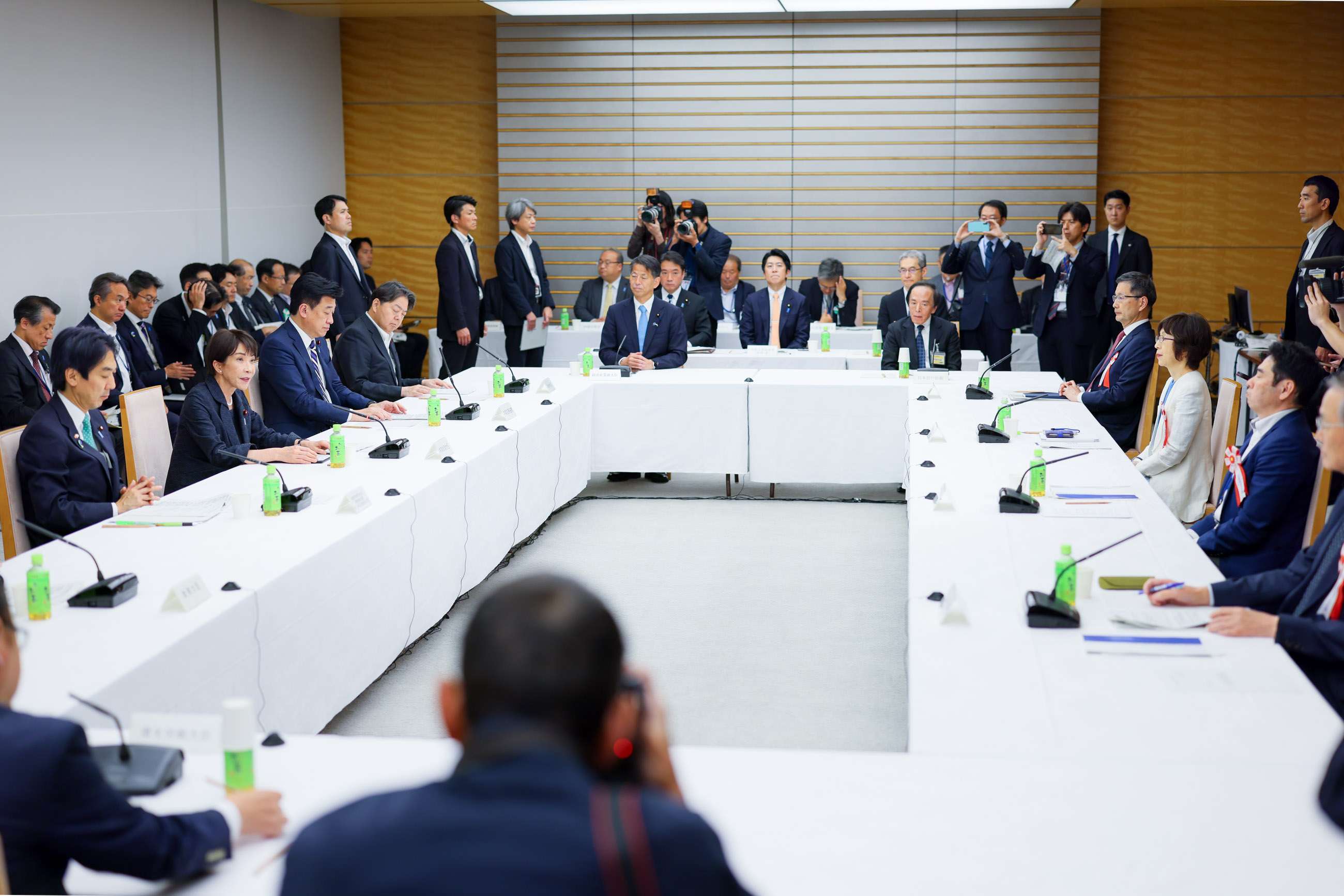 Prime Minister Takaichi wrapping up the meeting (2)