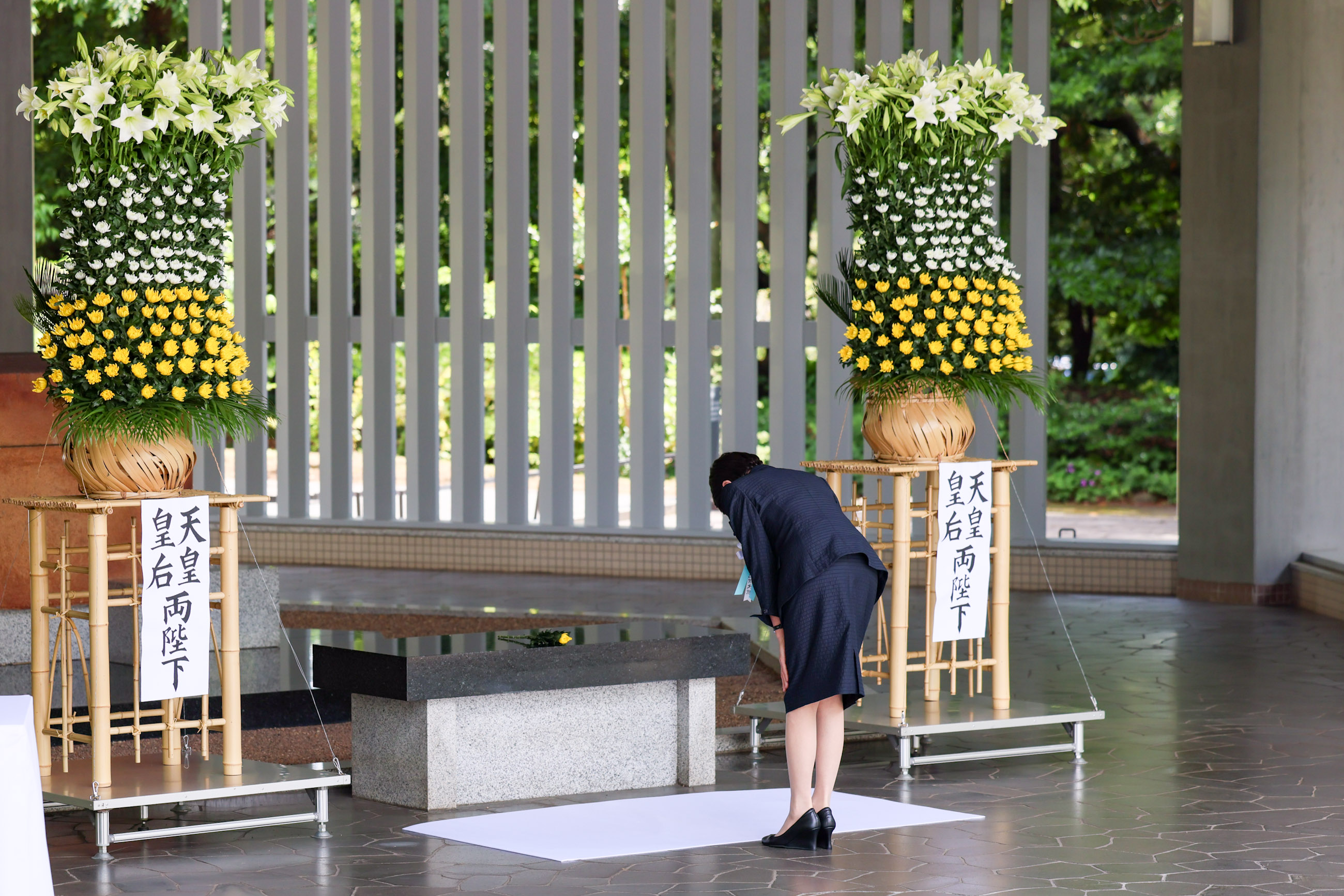 Prime Minister Takaichi offering a flower (1)