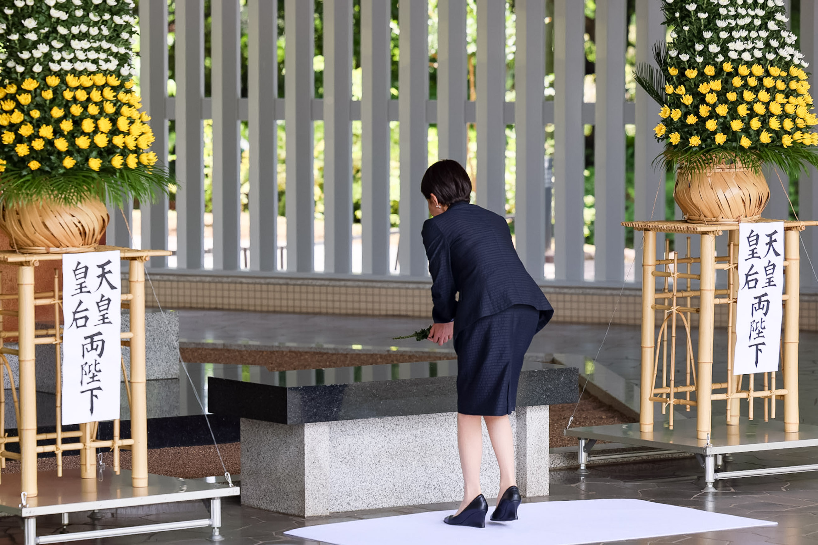 Prime Minister Takaichi offering a flower (6)