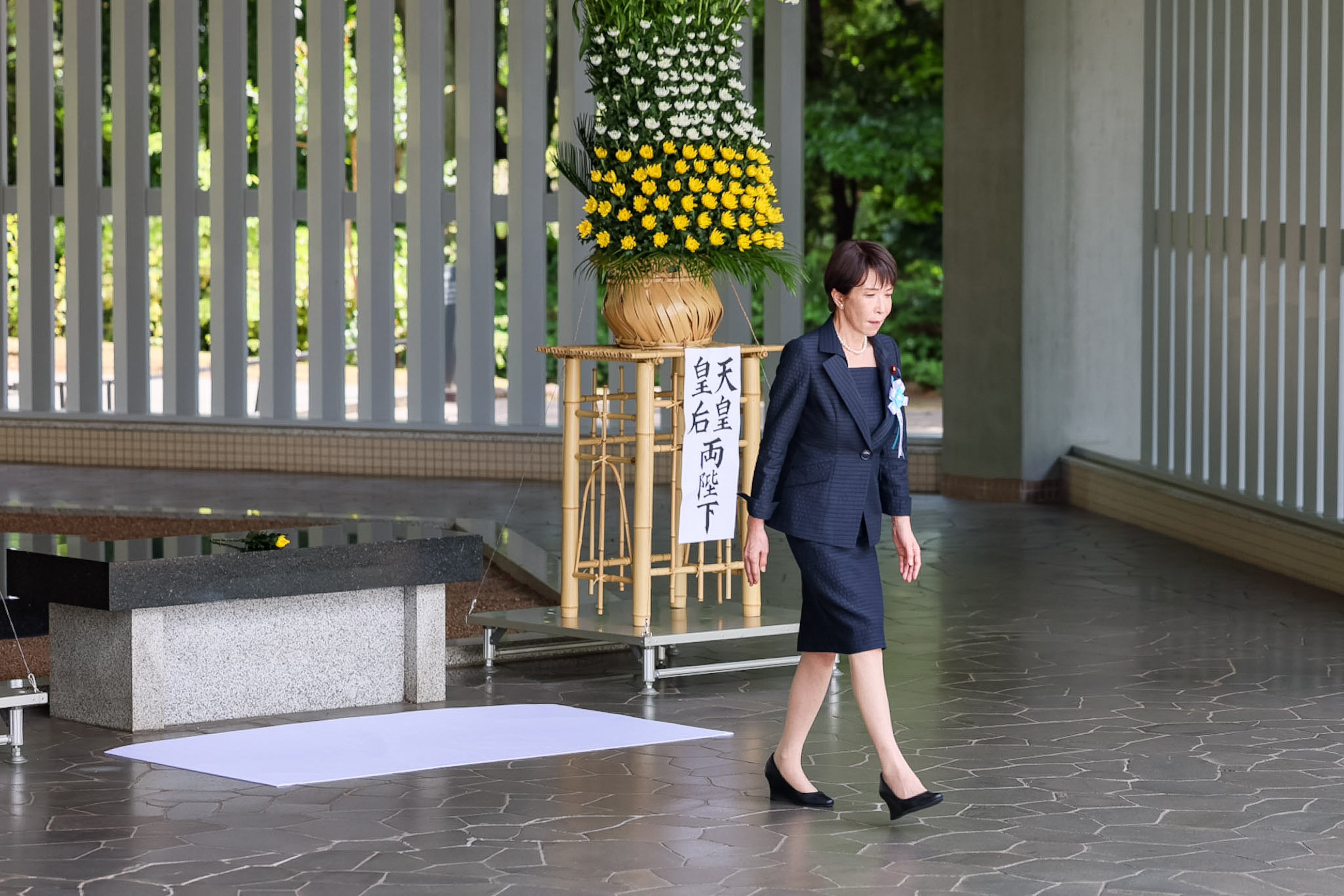 Prime Minister Takaichi offering a flower (7)