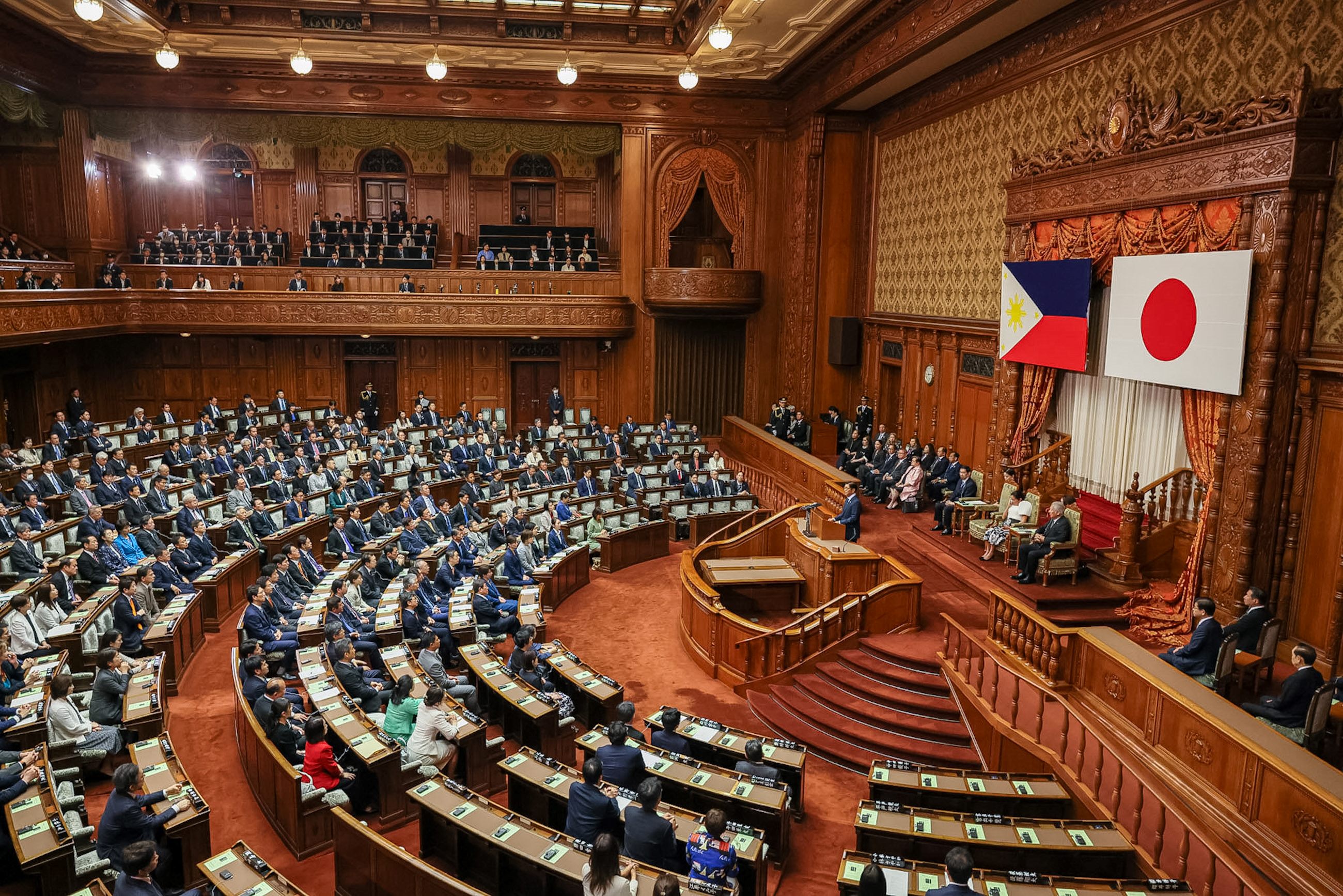 Scene from the welcoming ceremony (President Marcos’s address to the National Diet) (1)