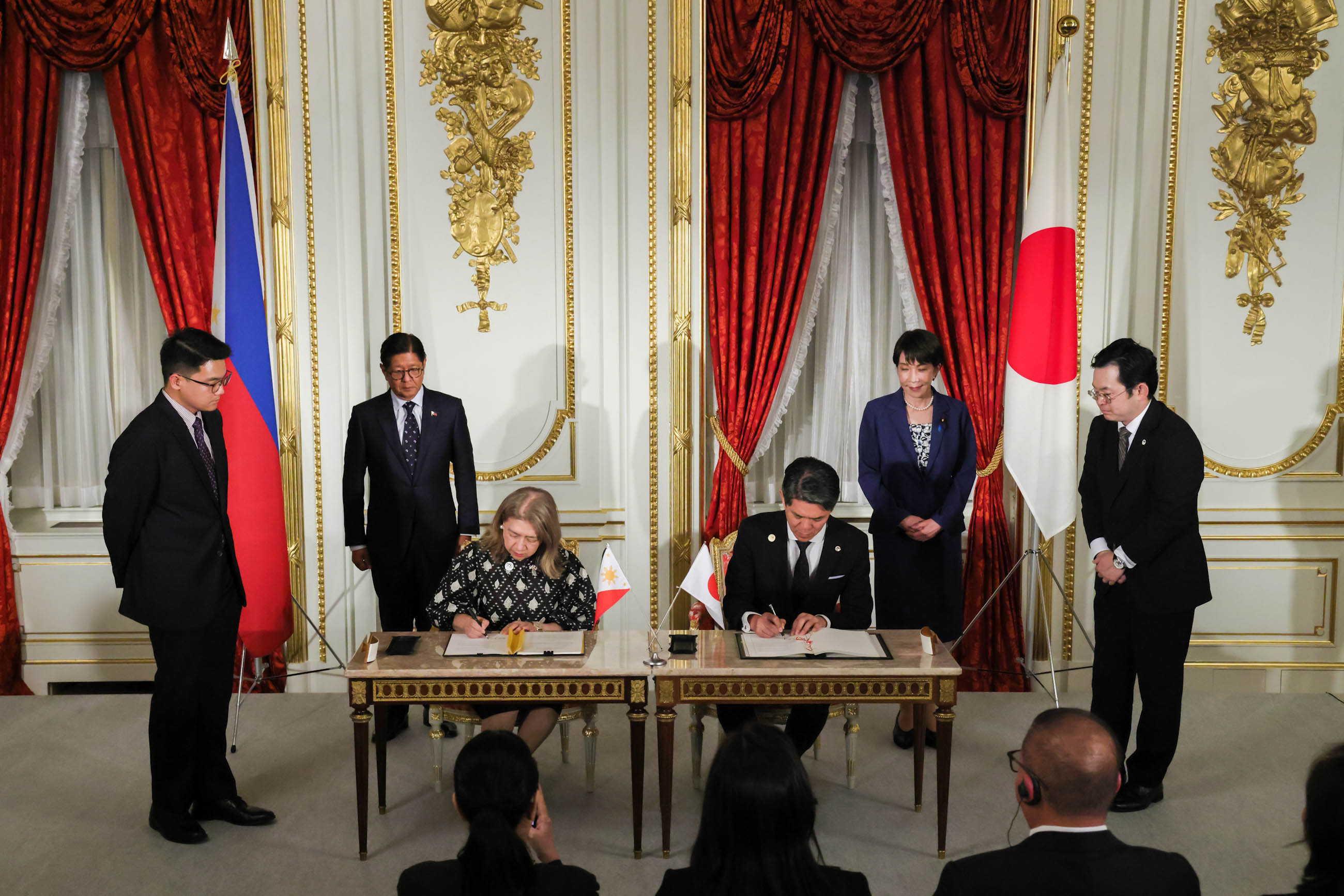 Document signing ceremony (1)