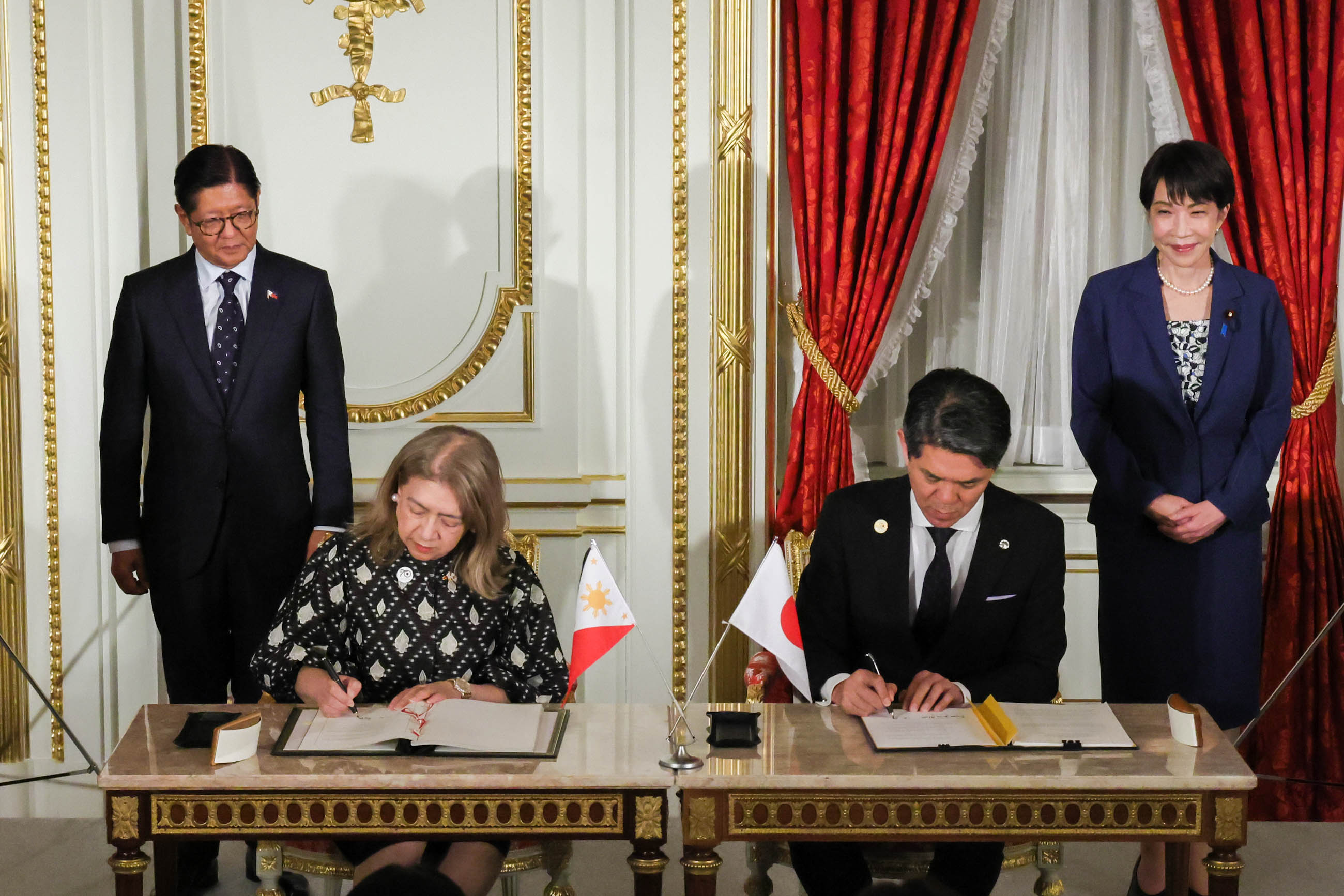 Document signing ceremony (2)