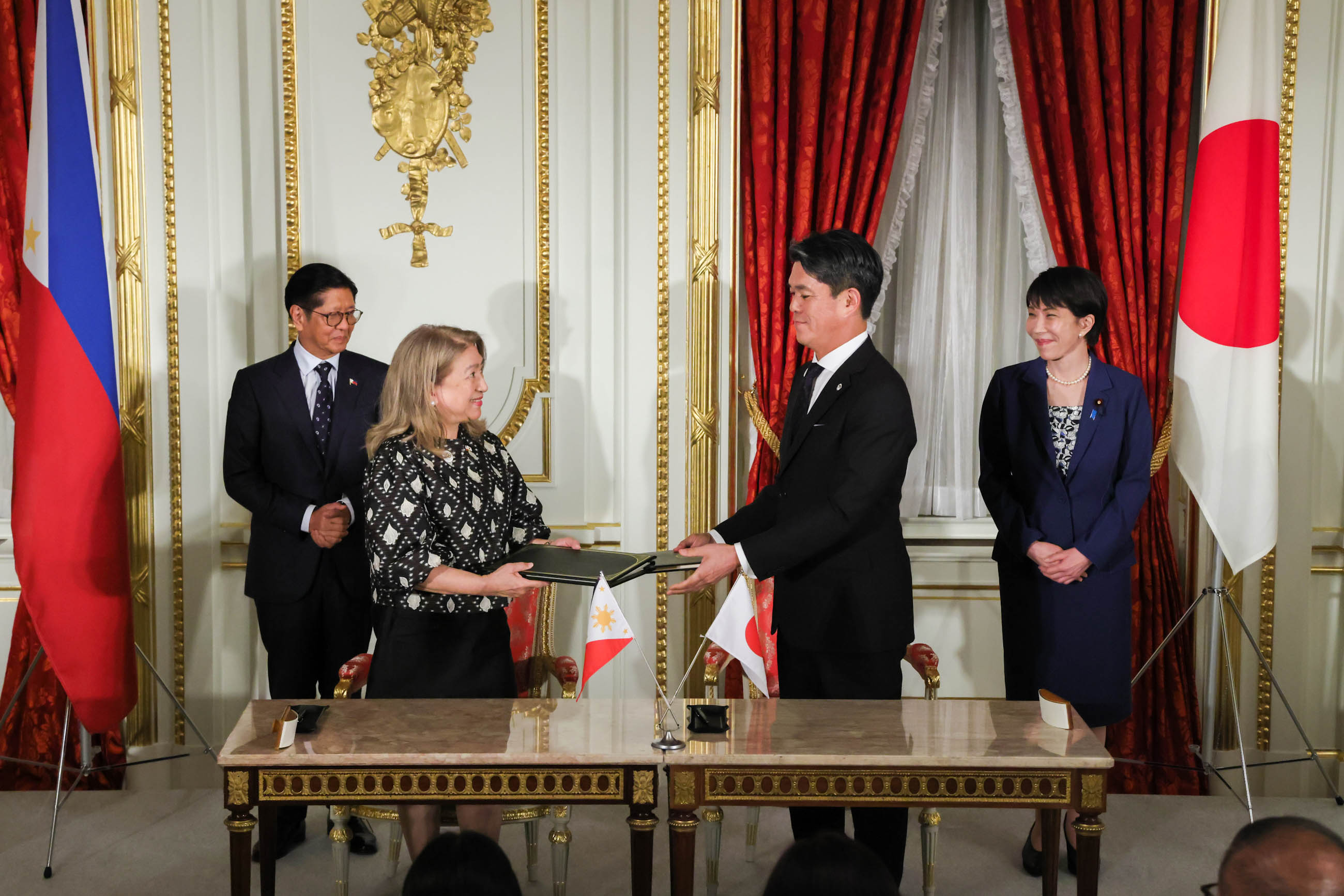 Document signing ceremony (3)