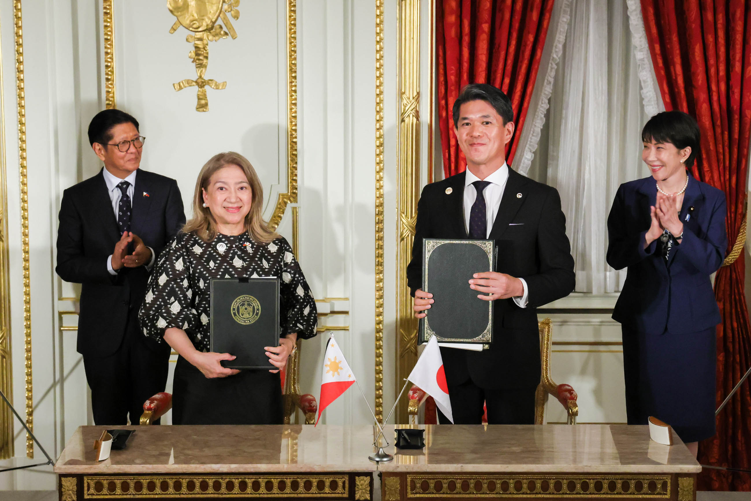 Document signing ceremony (4)