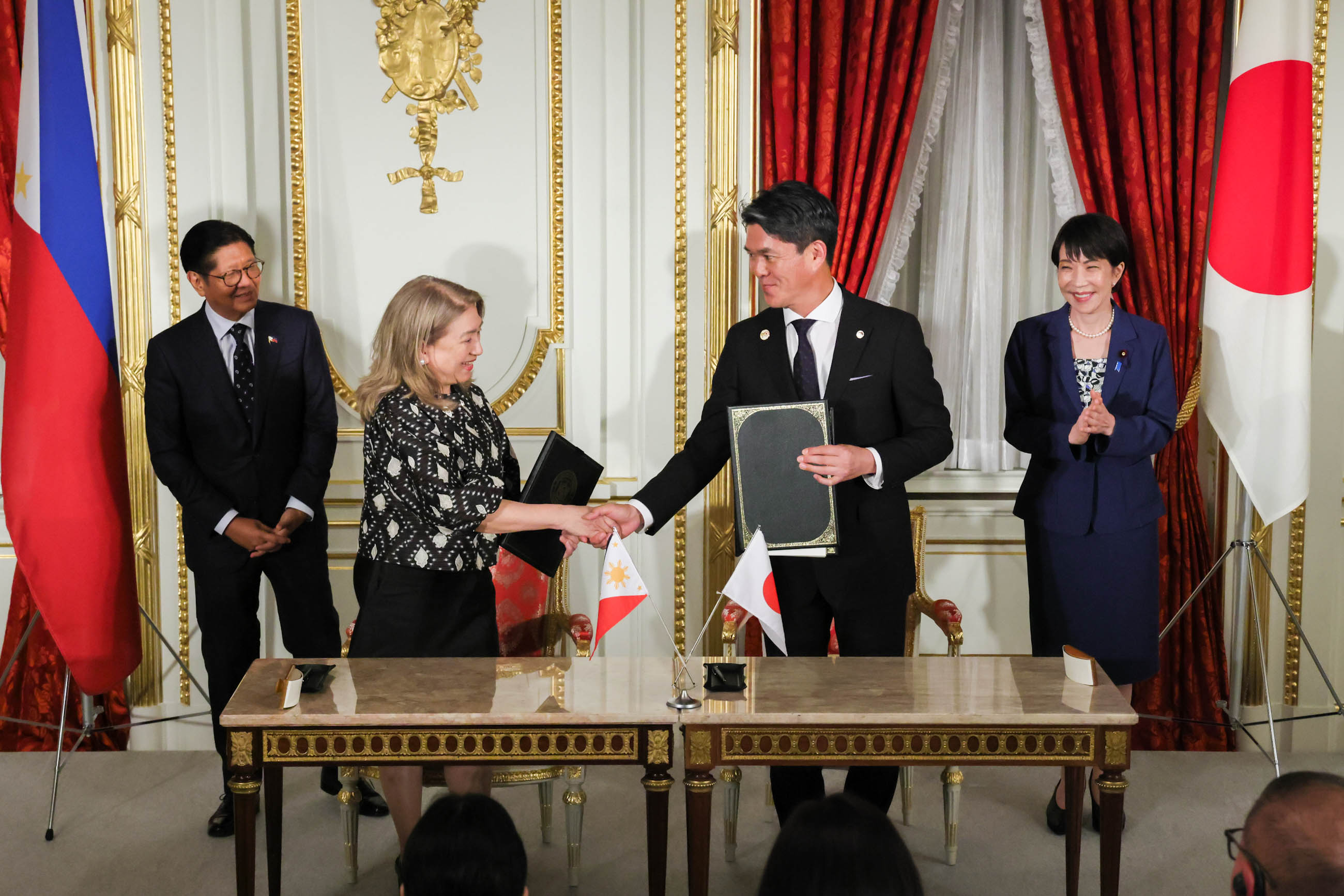 Document signing ceremony (5)