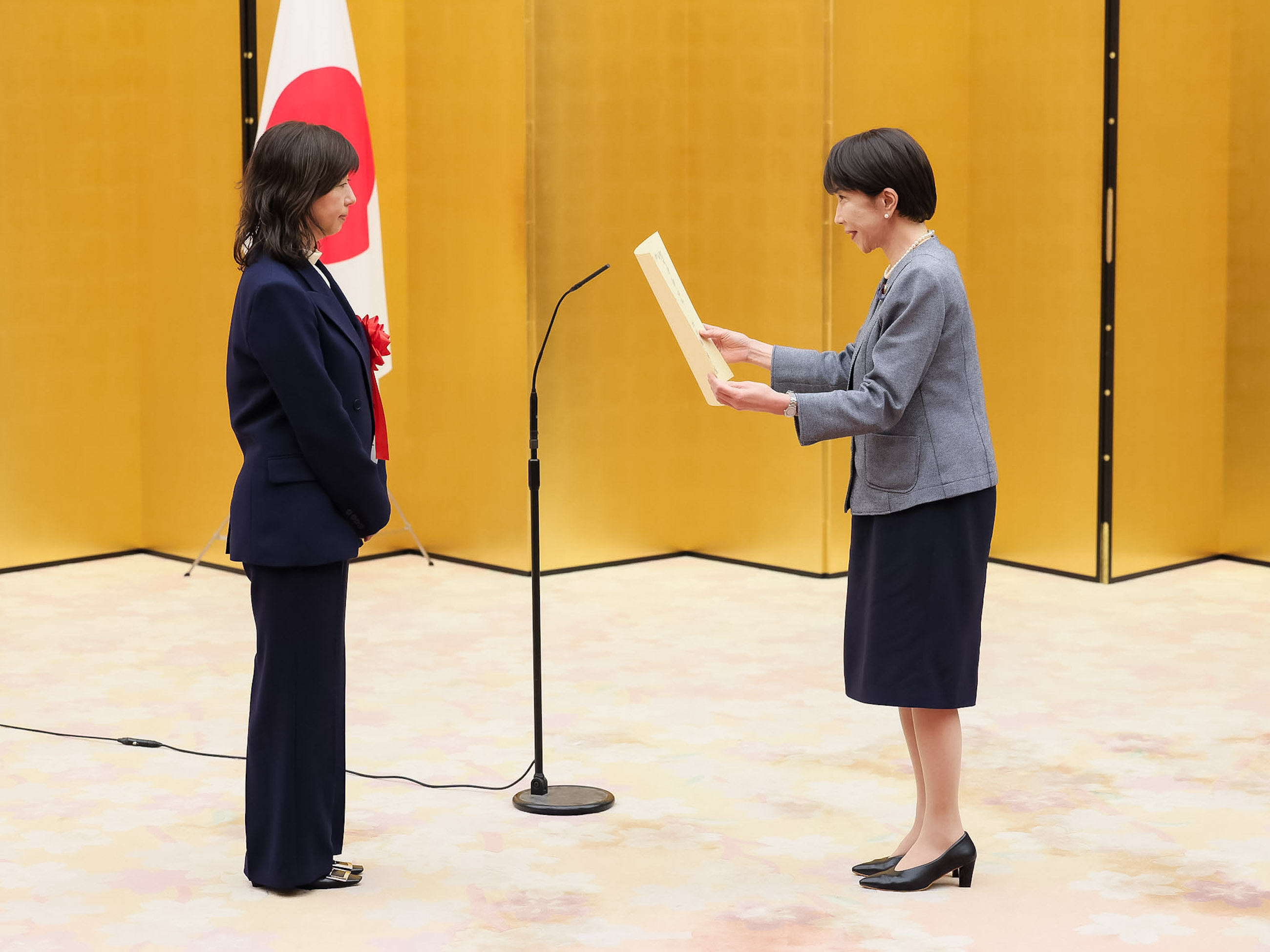 Prime Minister Takaichi presenting a certificate of award (1)
