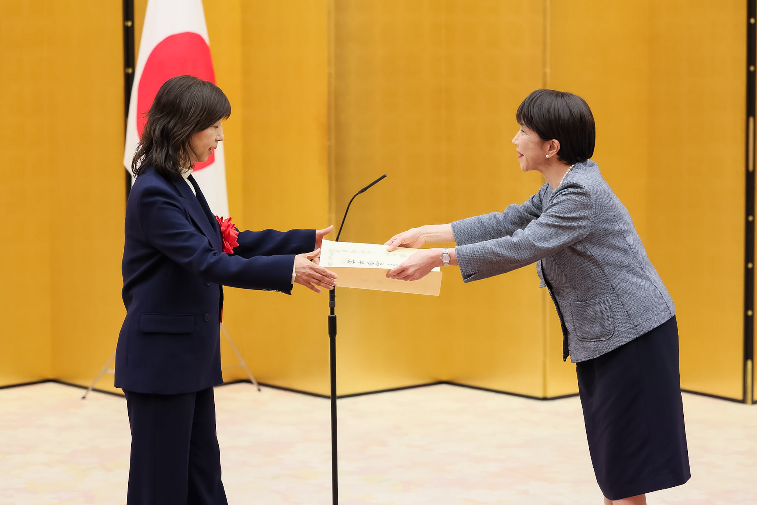 Prime Minister Takaichi presenting a certificate of award (2)