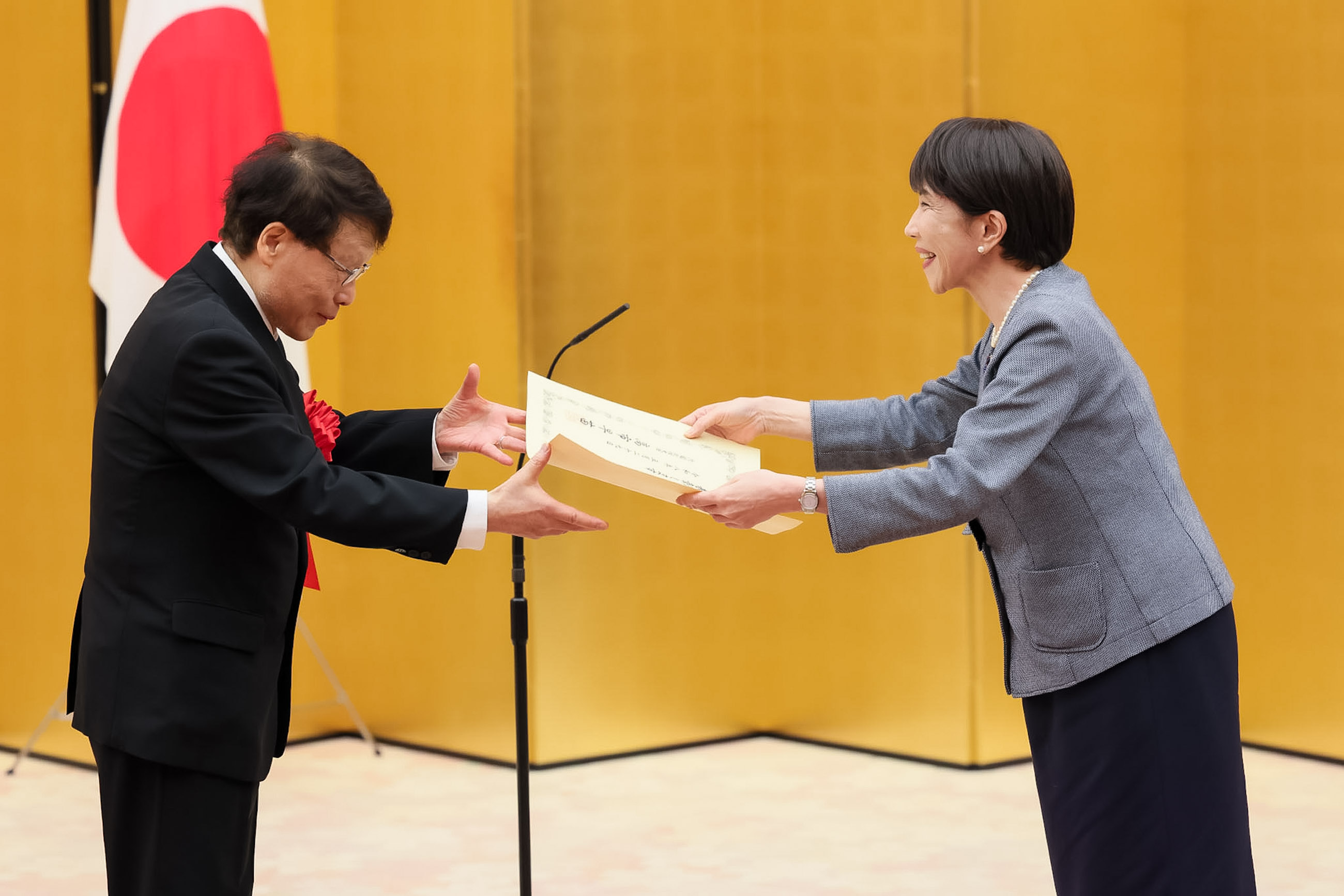 Prime Minister Takaichi presenting a certificate of award (3)