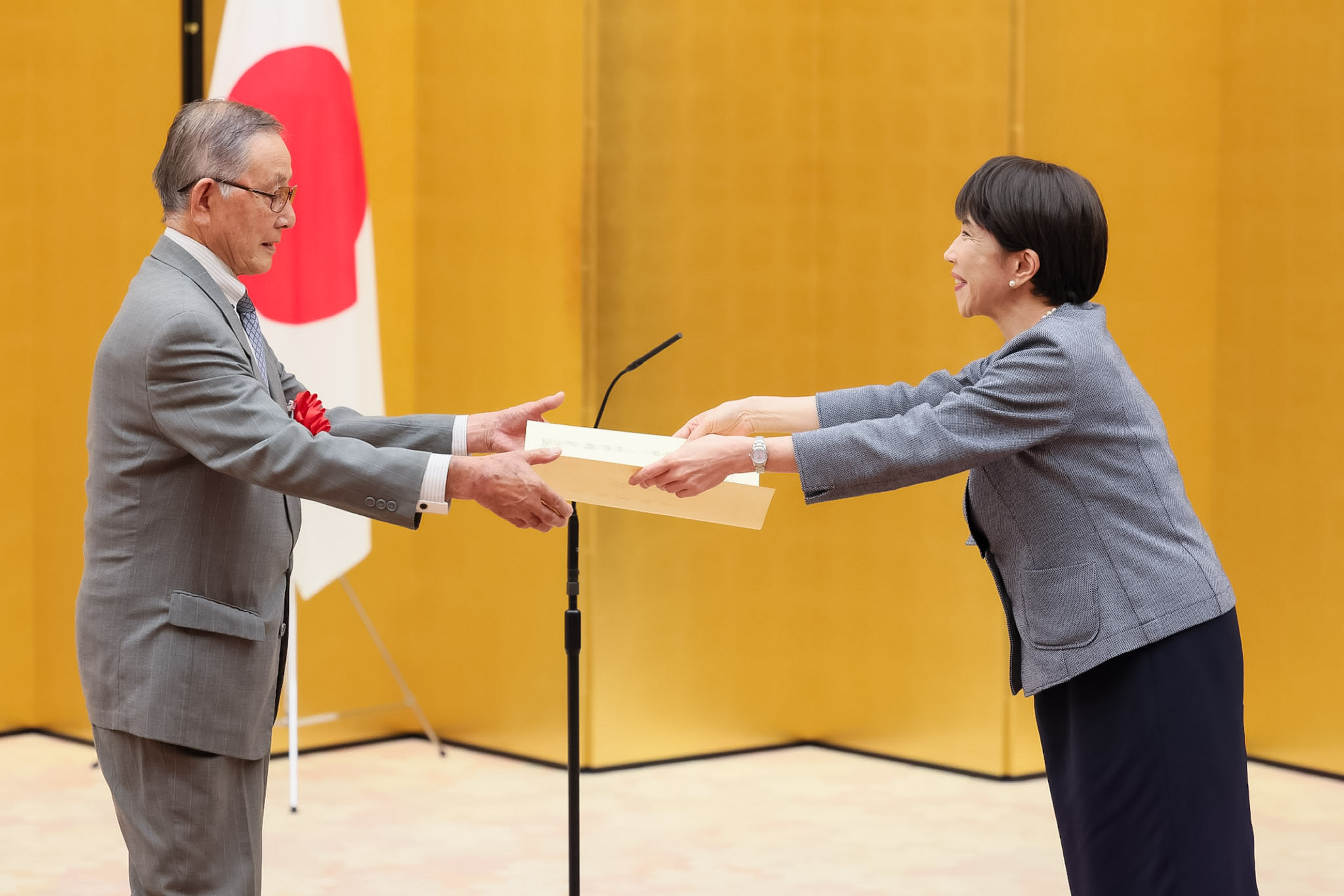 Prime Minister Takaichi presenting a certificate of award (4)