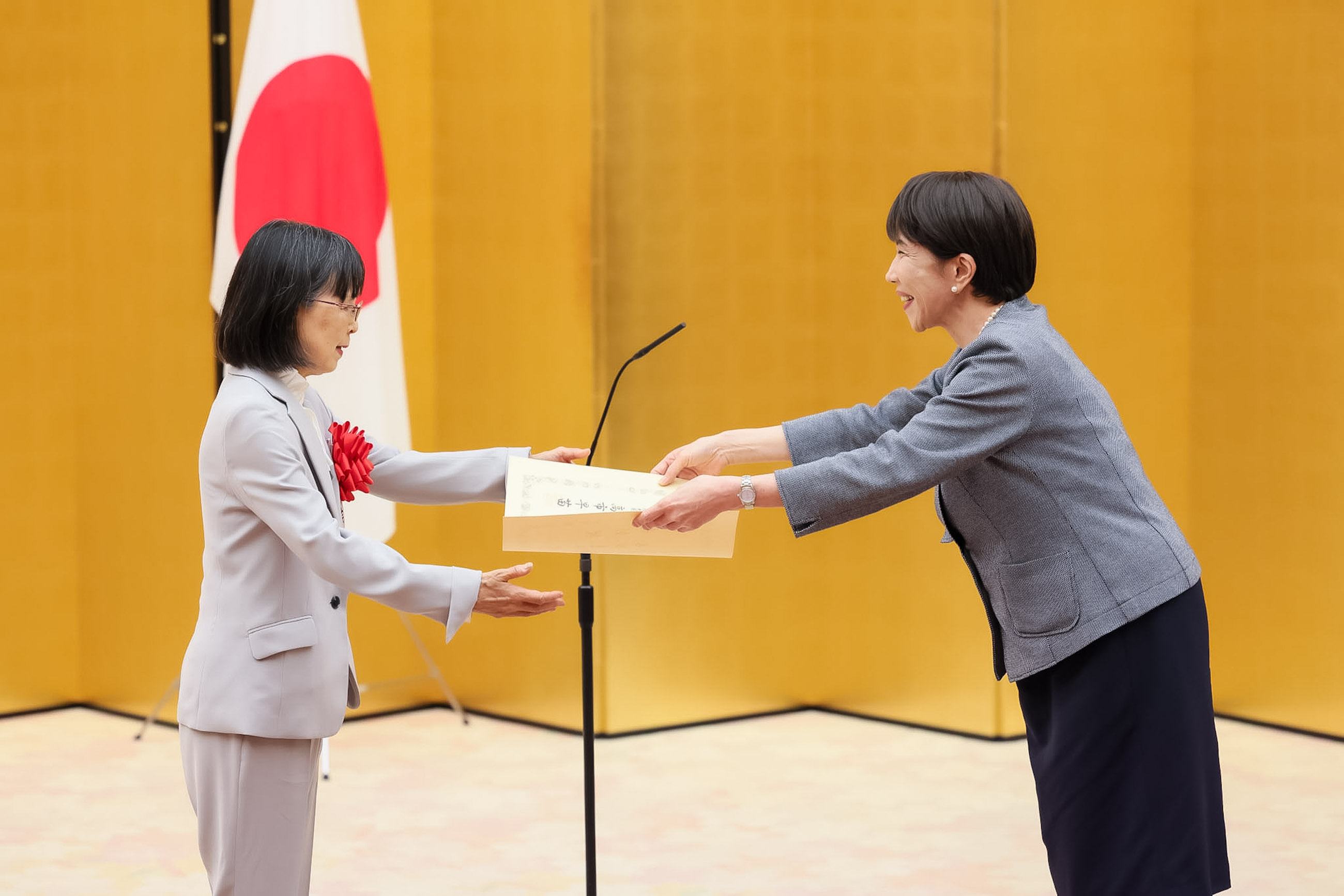 Prime Minister Takaichi presenting a certificate of award (5)