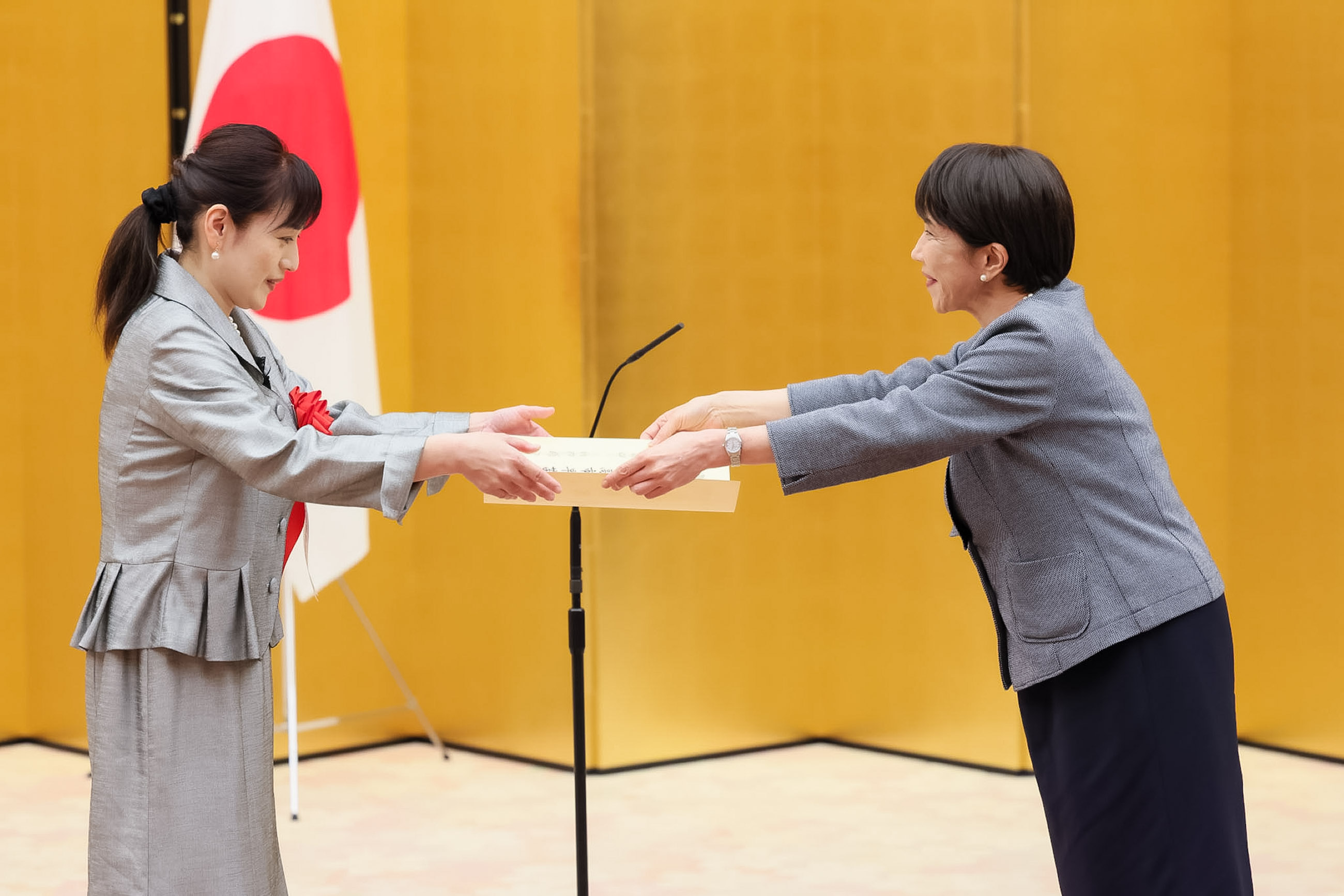 6Prime Minister Takaichi presenting a certificate of award (6)
