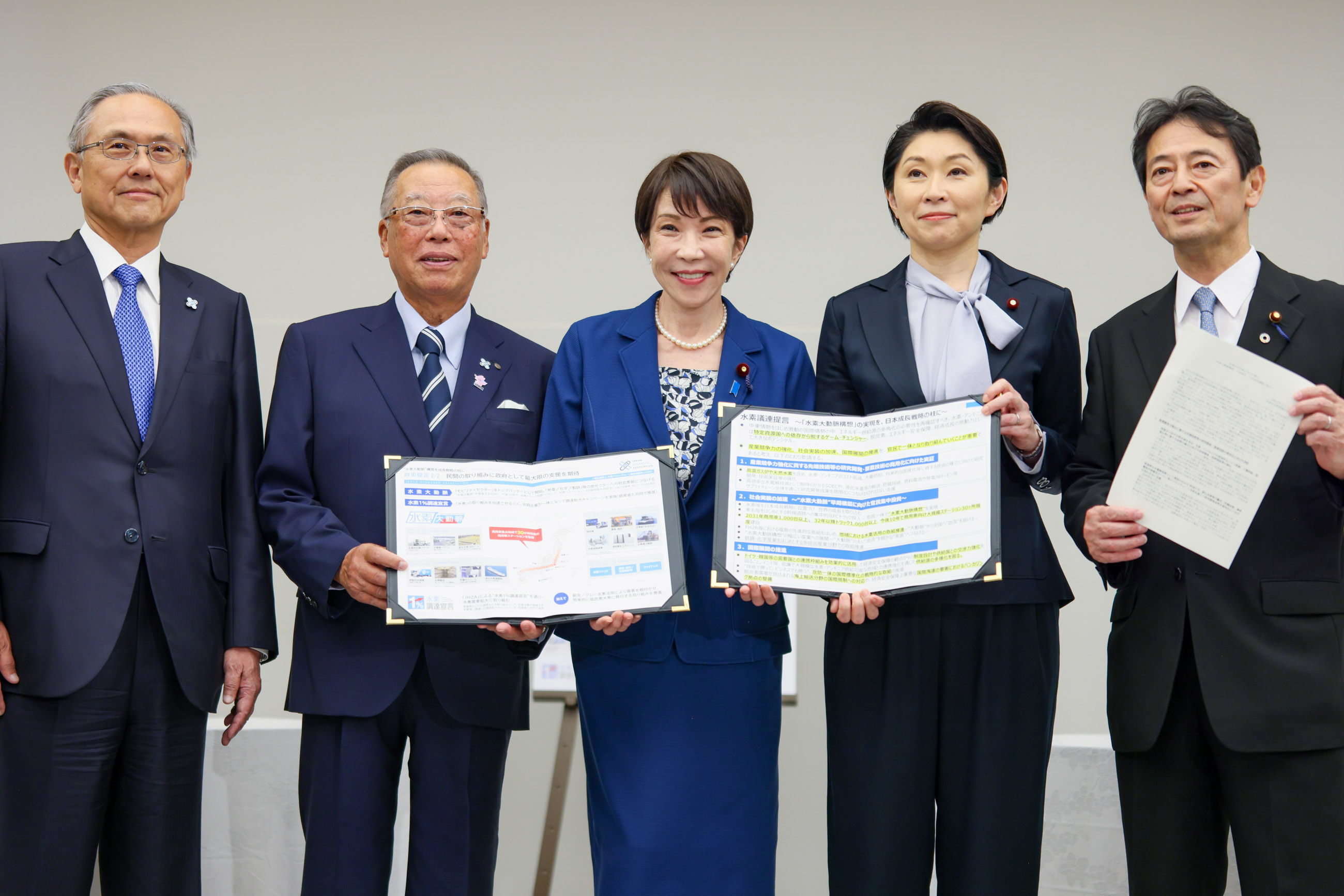 Prime Minister Takaichi receiving a proposal (2)