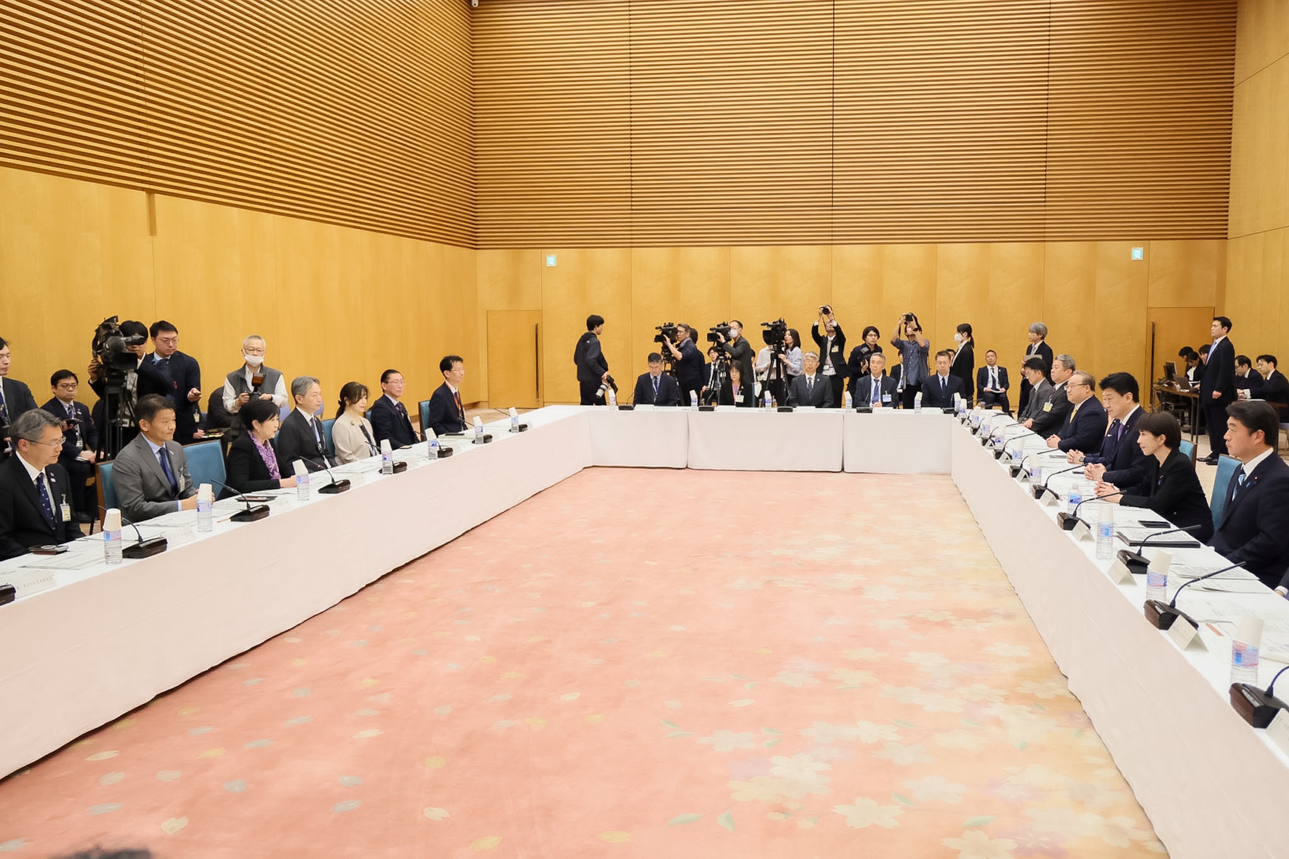 Scene from the Consultative Meeting between the National Government and the Tokyo Metropolitan Government (2)
