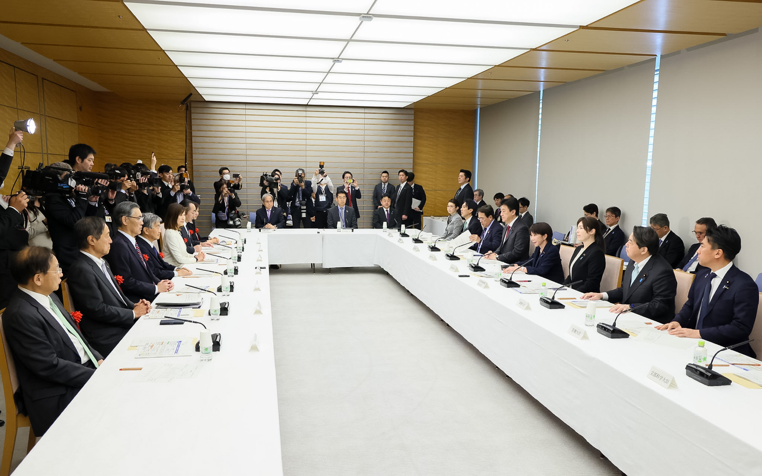 Prime Minister Takaichi wrapping up the meeting (2)