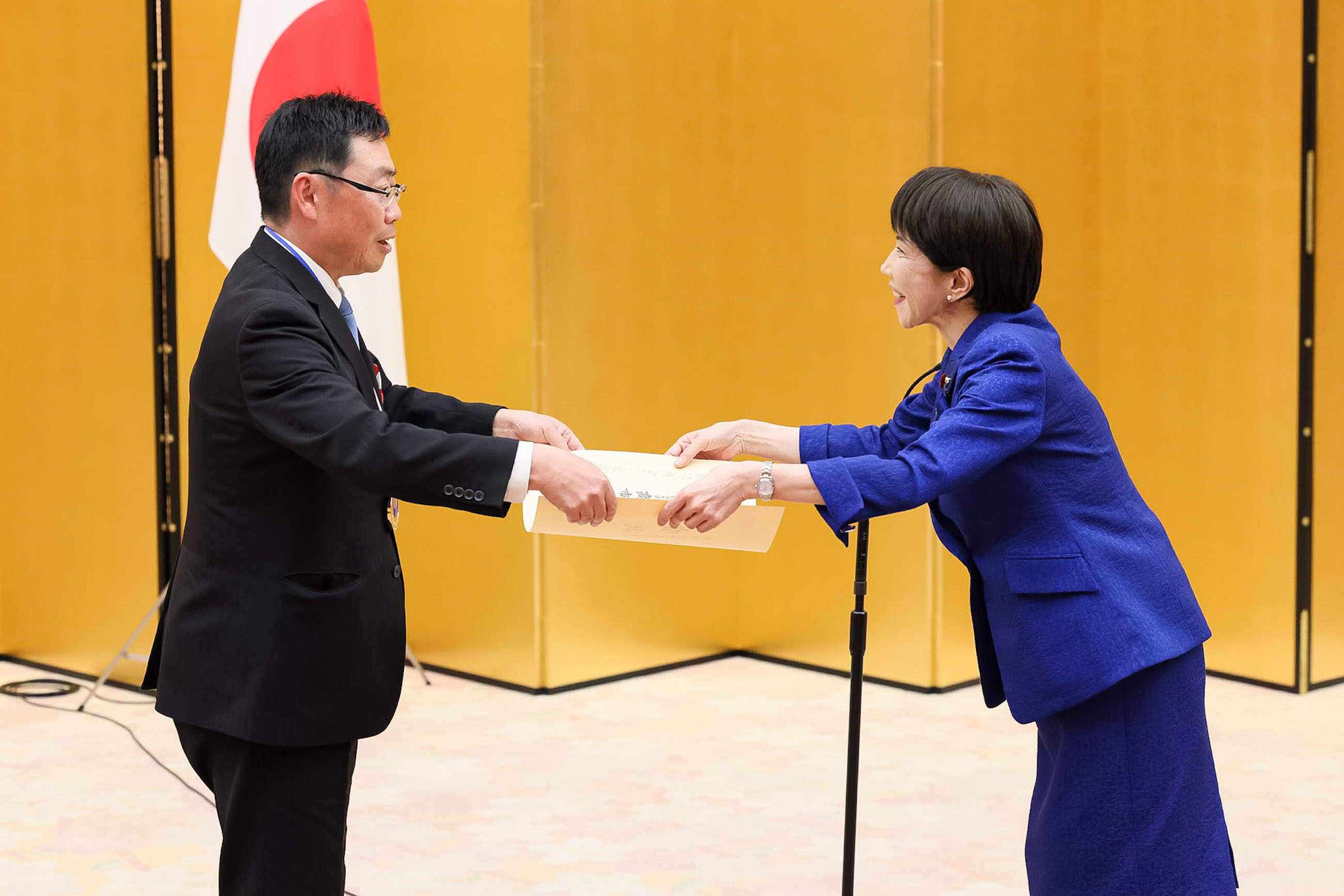 Prime Minister Takaichi presenting a certificate of award (8)