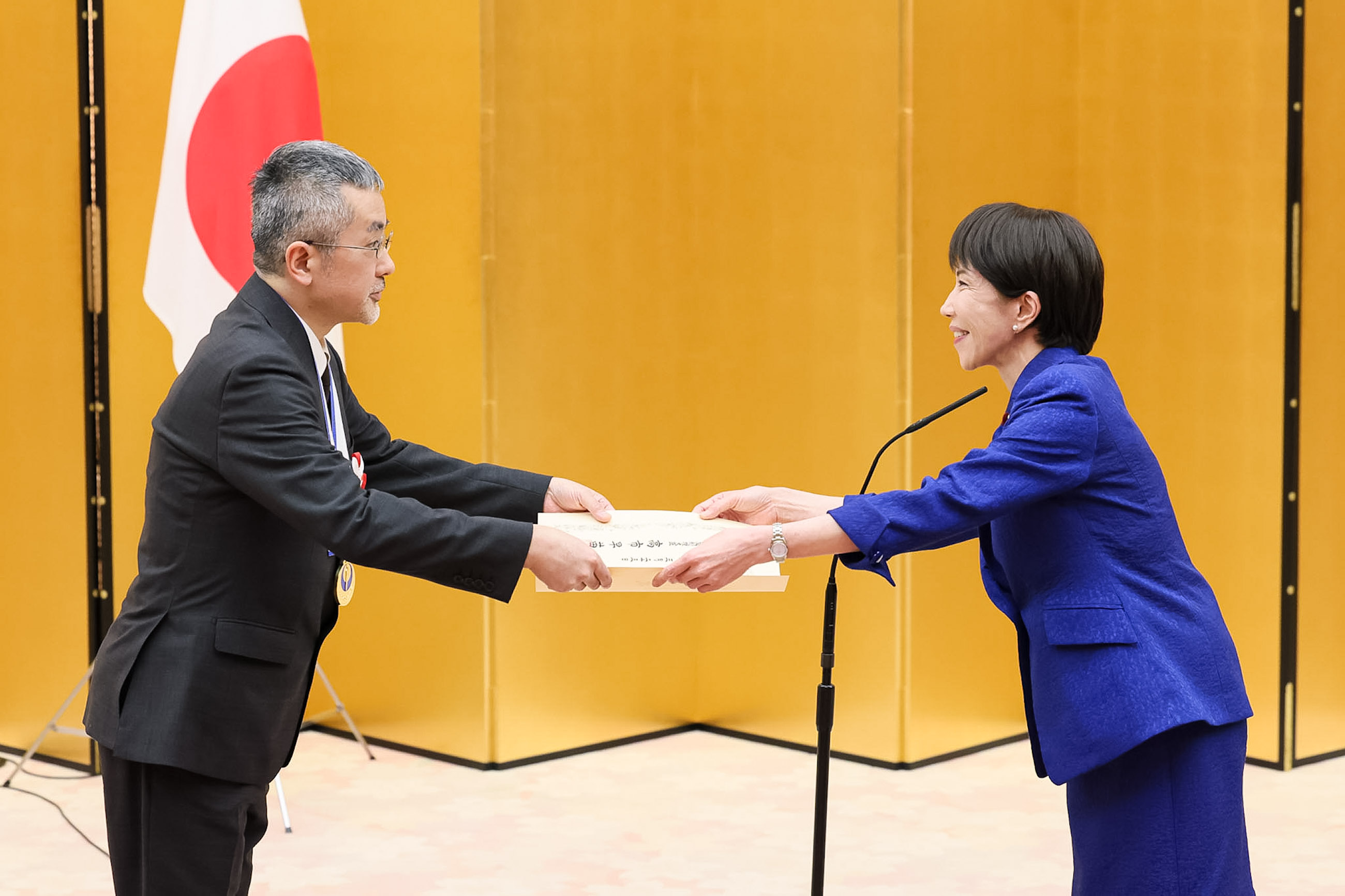 Prime Minister Takaichi presenting a certificate of award (1)