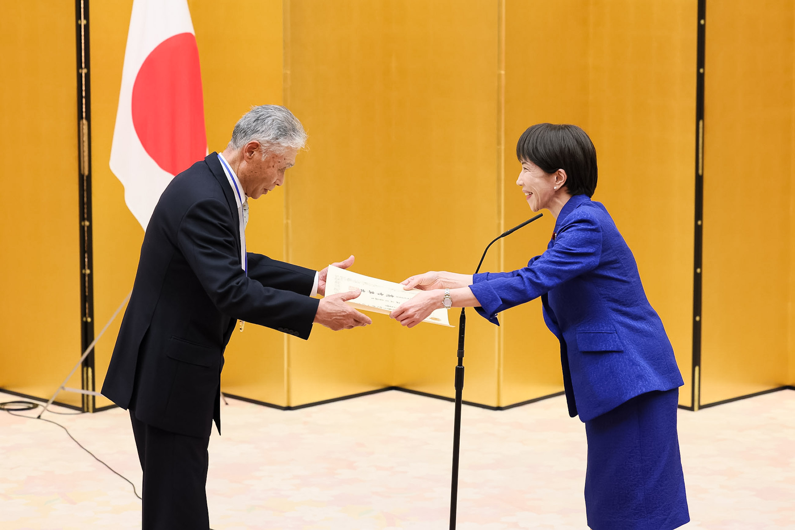 Prime Minister Takaichi presenting a certificate of award (2)