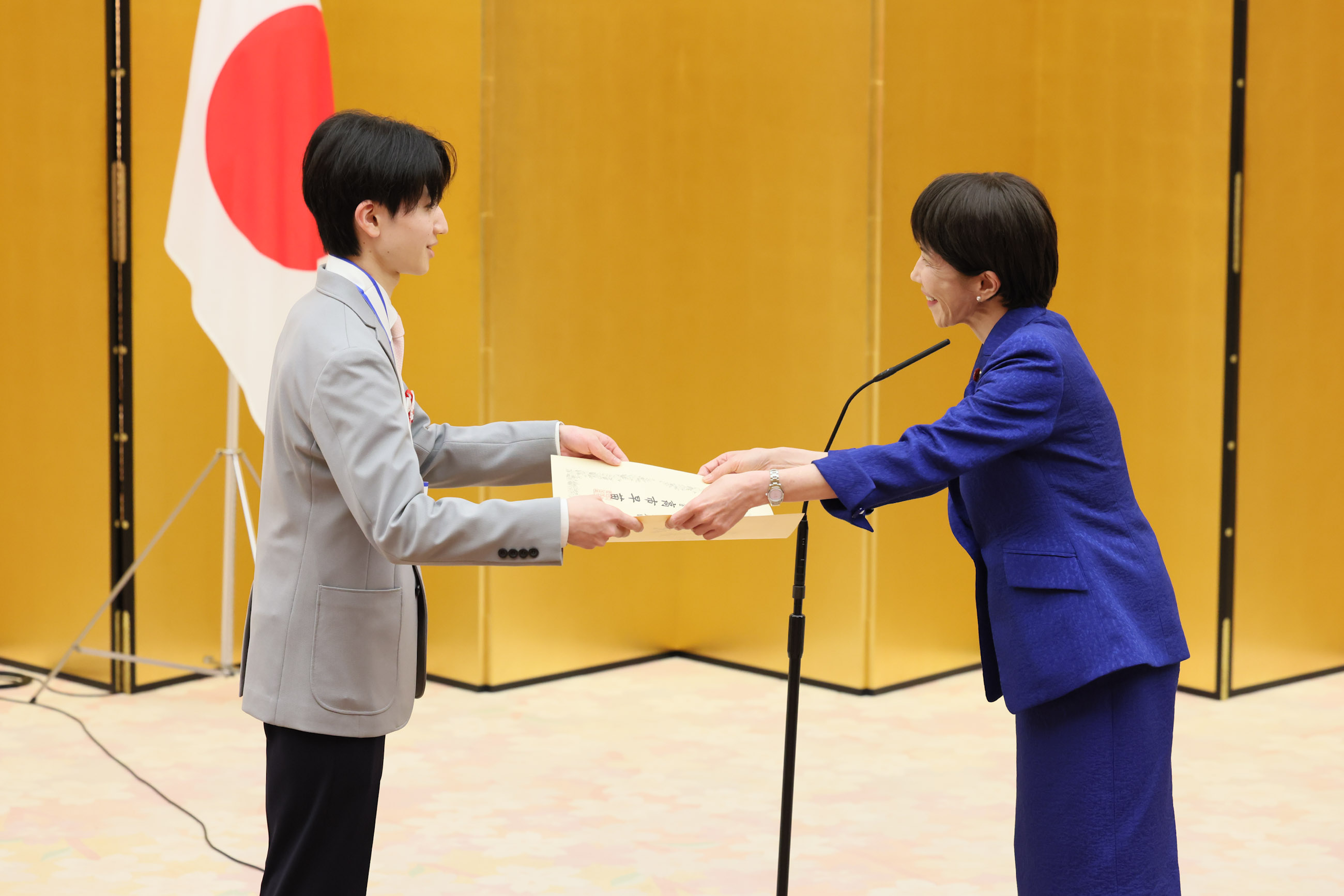 Prime Minister Takaichi presenting a certificate of award (3)
