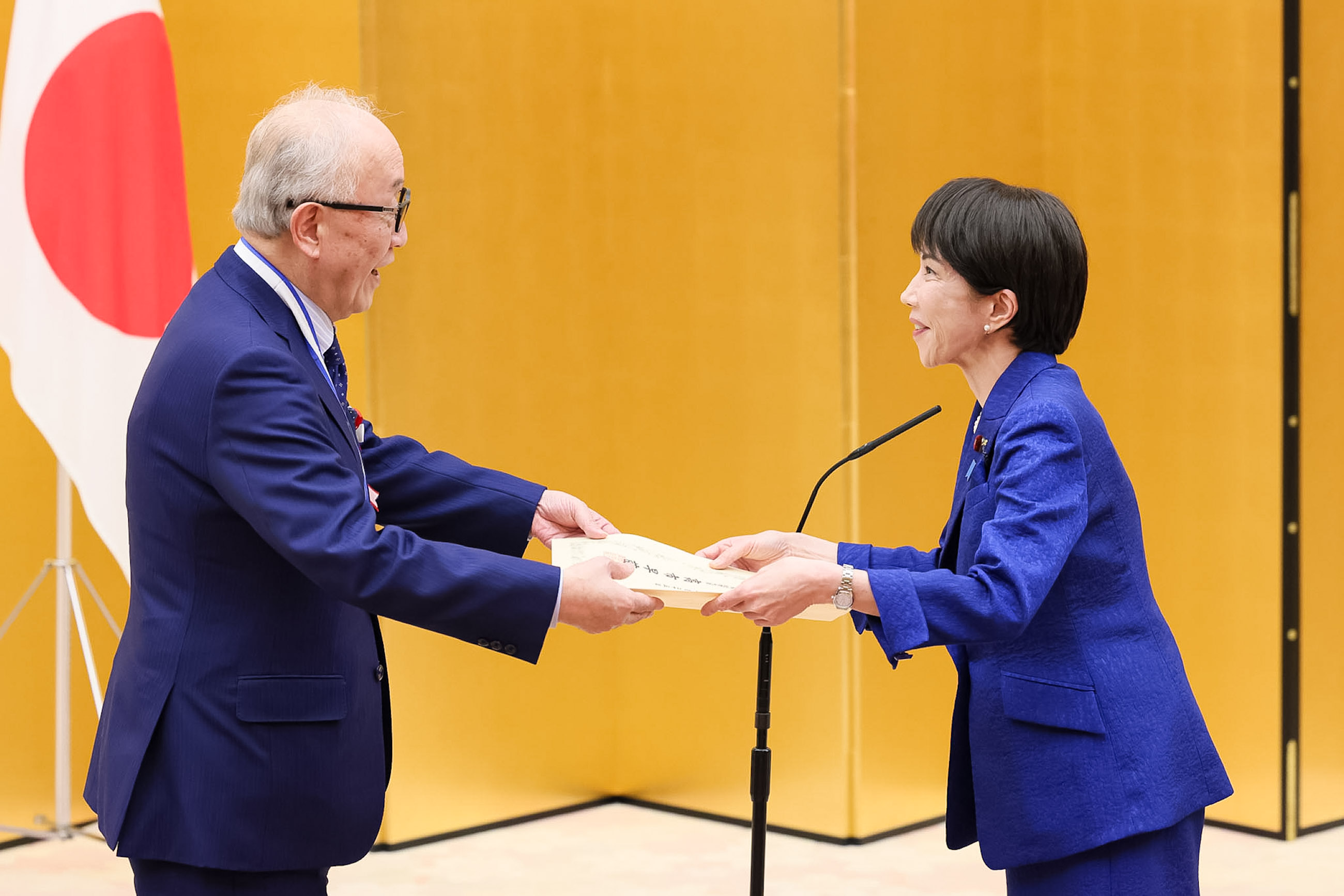 Prime Minister Takaichi presenting a certificate of award (4)