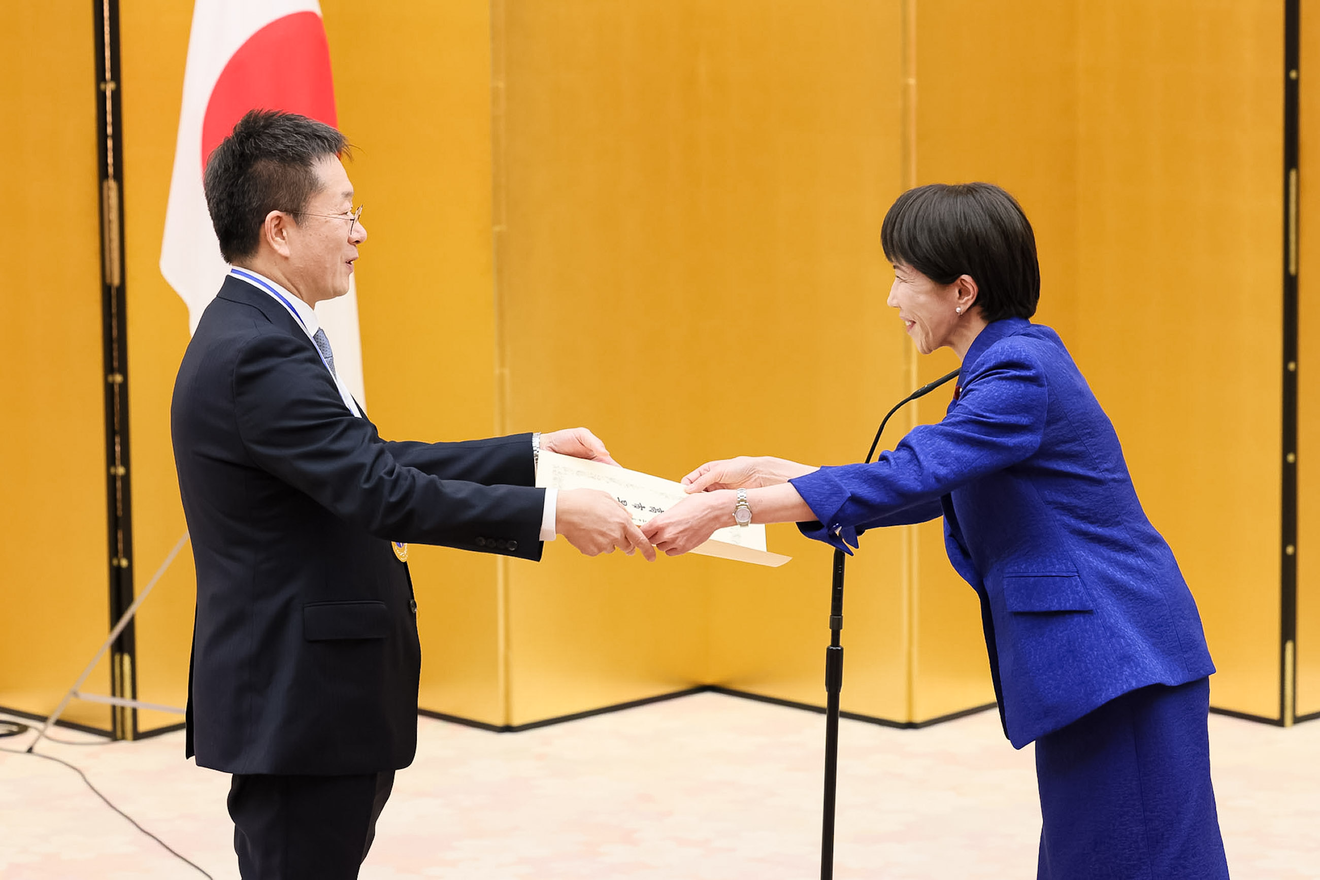 Prime Minister Takaichi presenting a certificate of award (5)