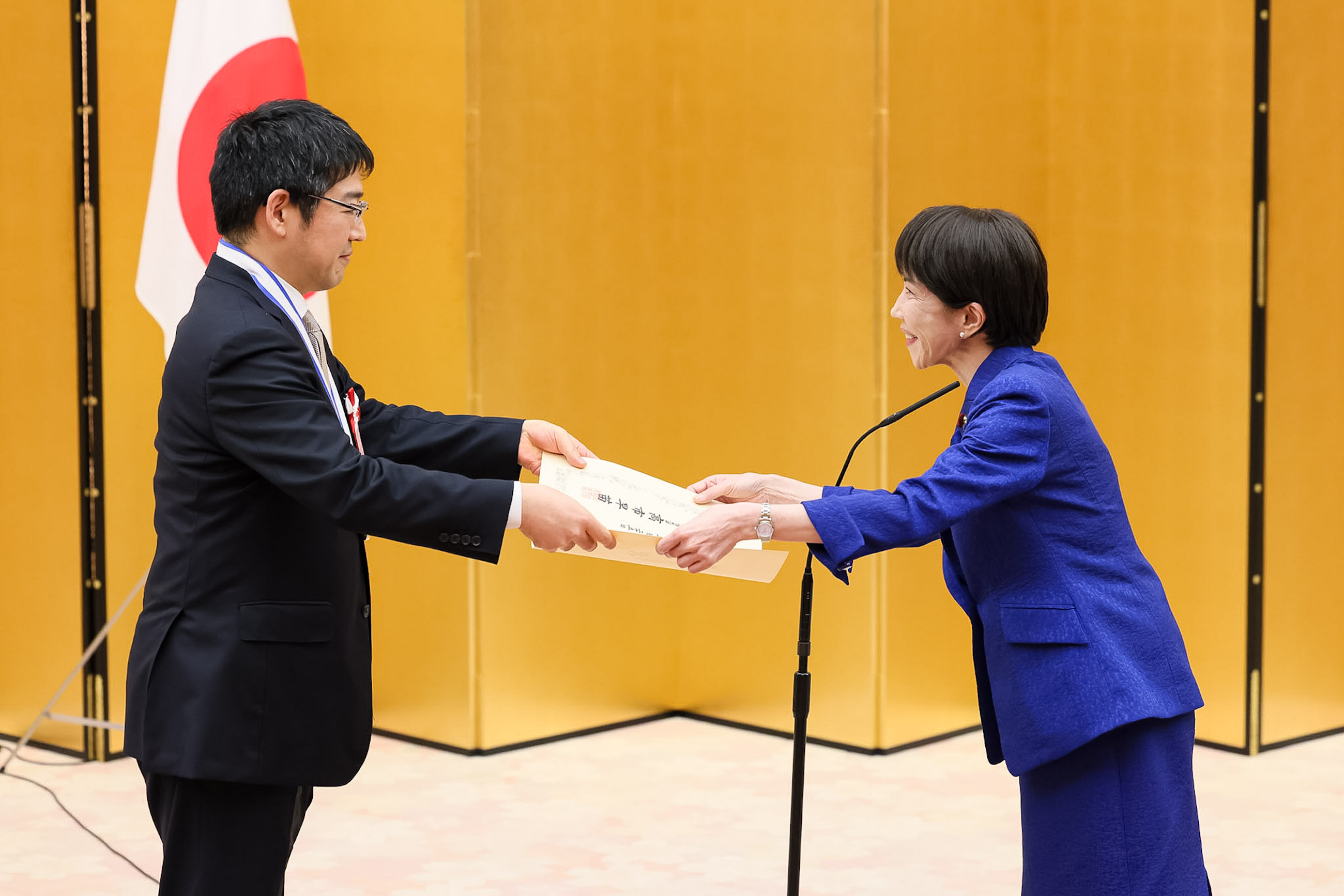 Prime Minister Takaichi presenting a certificate of award (6)