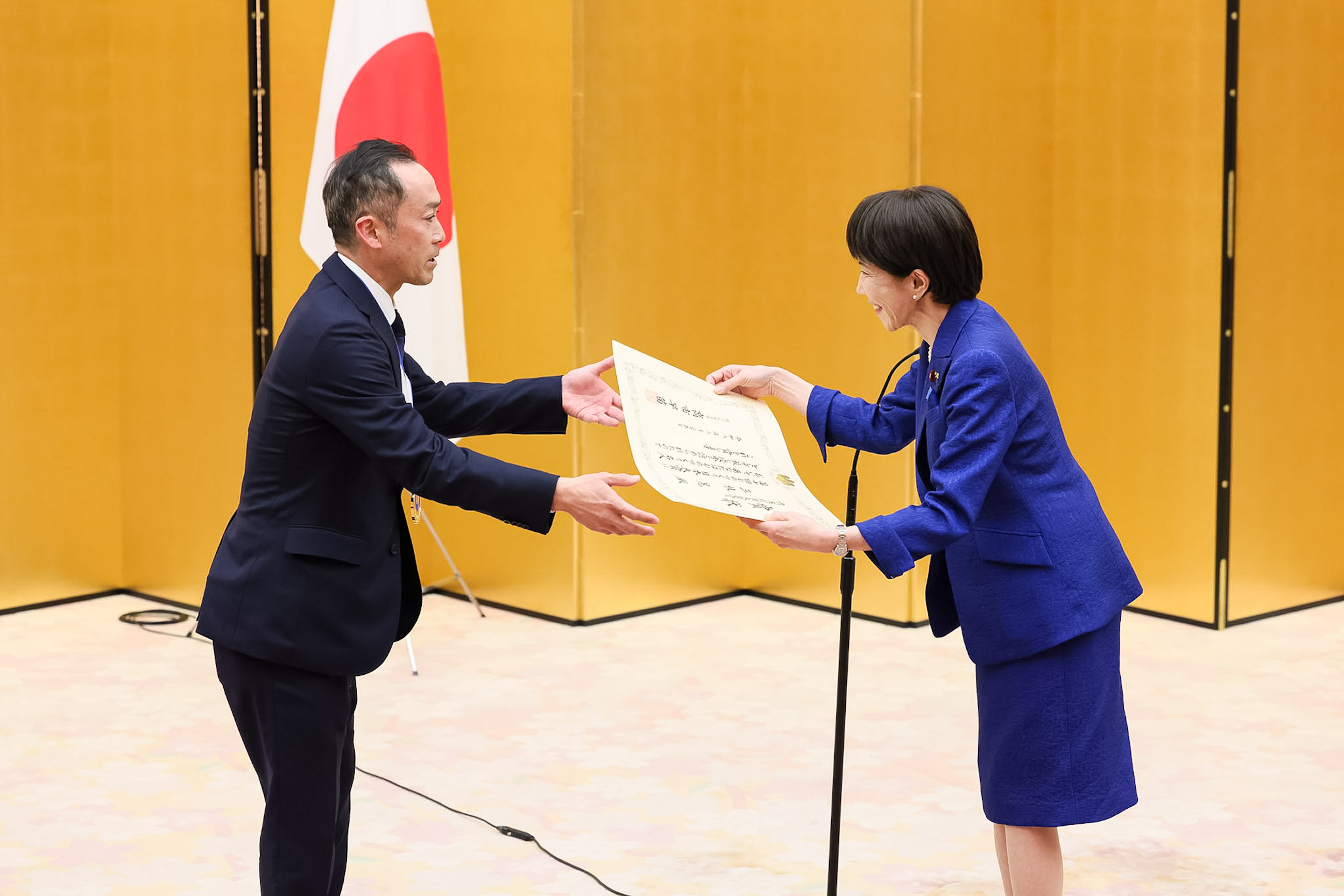 Prime Minister Takaichi presenting a certificate of award (7)